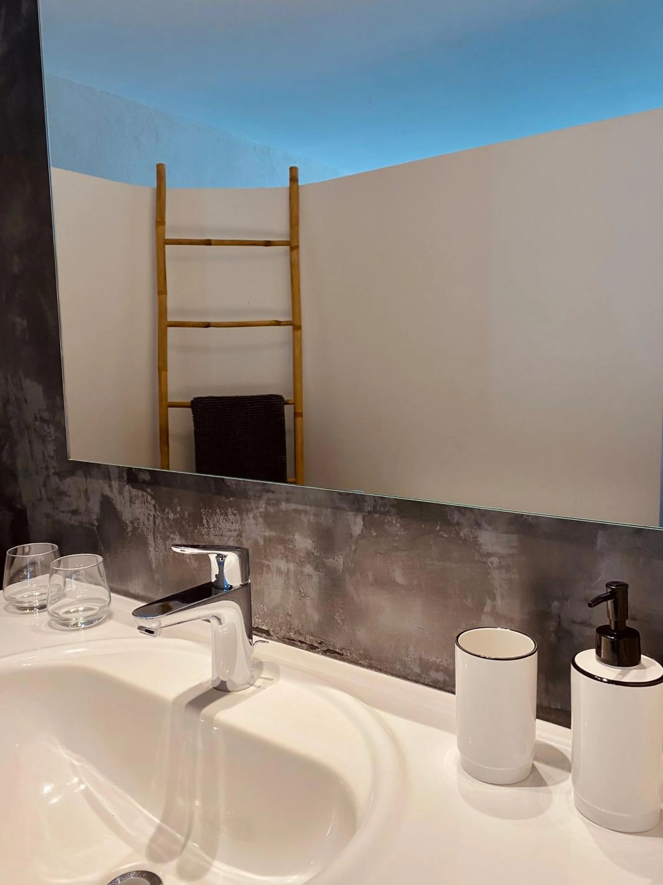 Bathroom in Le Moulin de Montségur