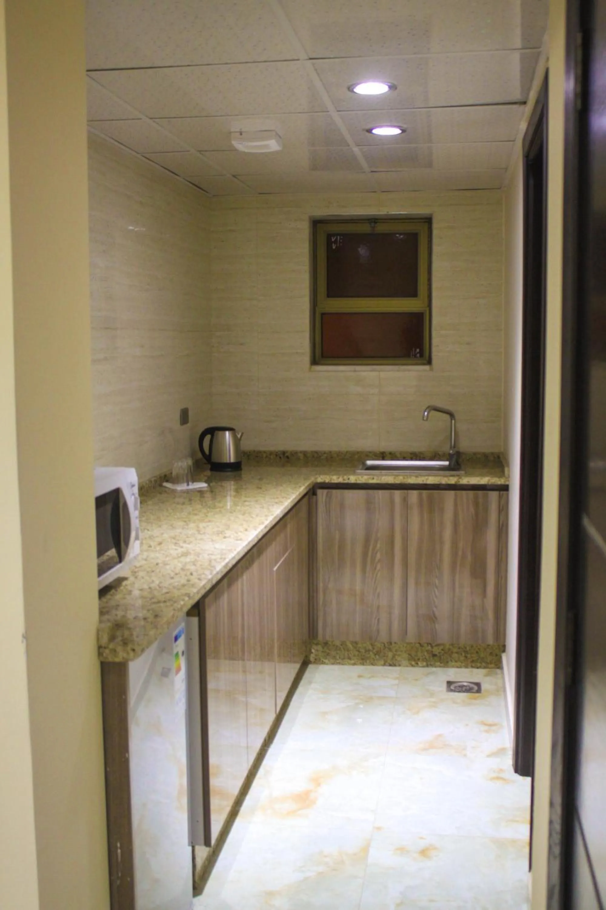 Kitchen or kitchenette in Qaser Al-Sultan Hotel Suites