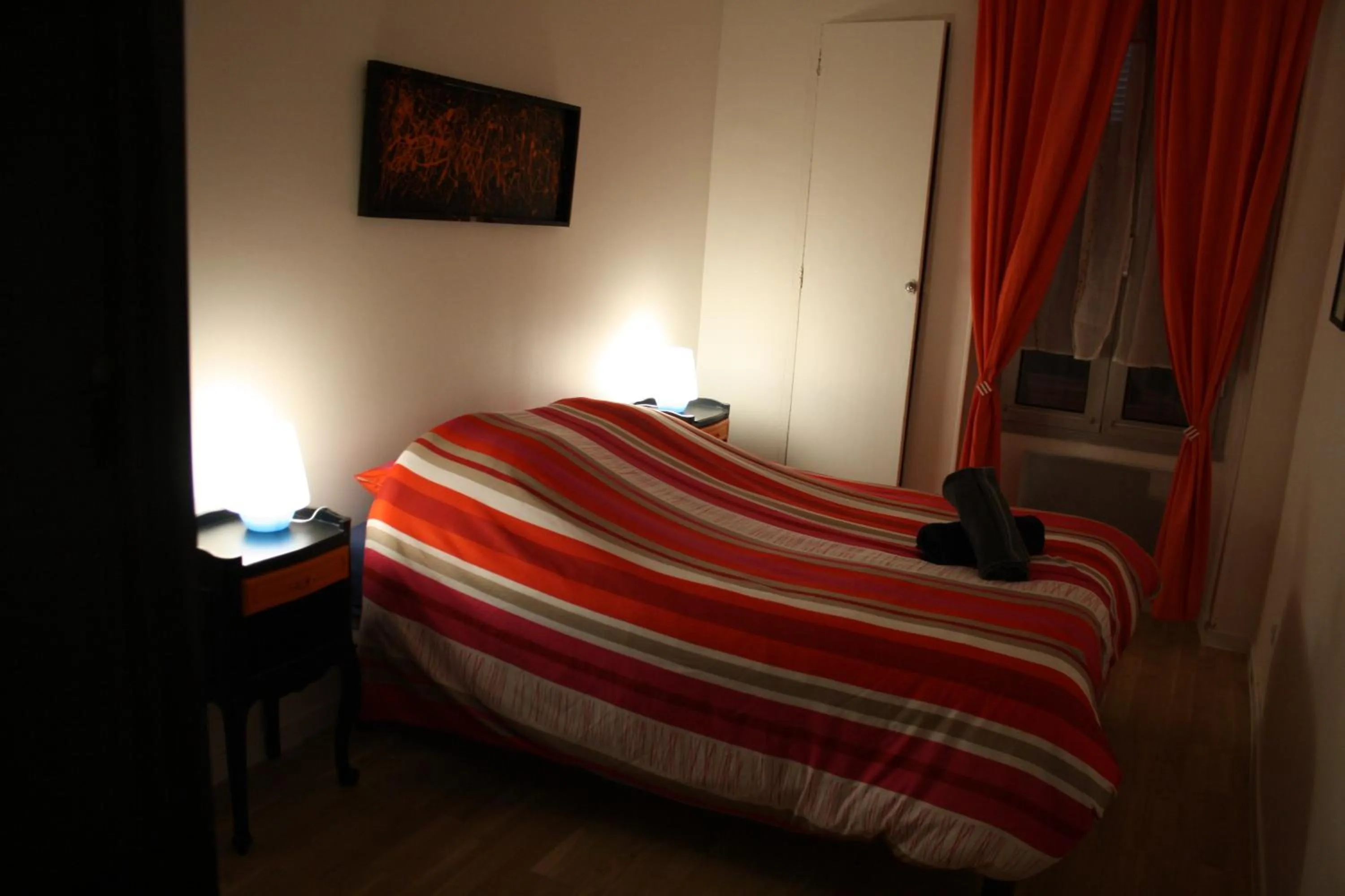 Photo of the whole room, Bed in Casa Ammirati Marseille