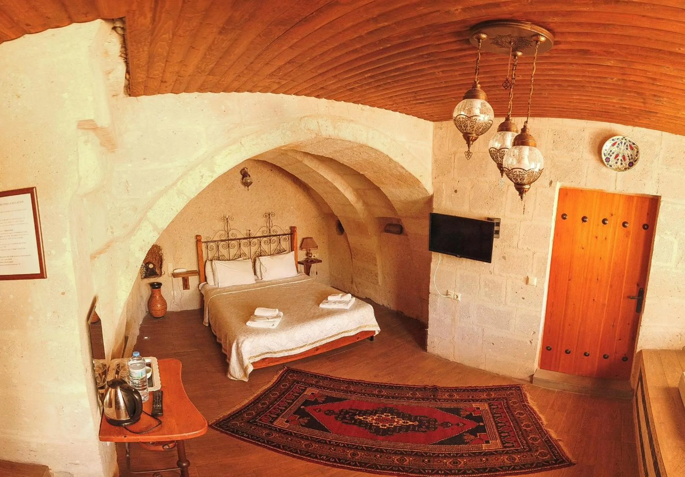 Photo of the whole room in Angel Cave Suite