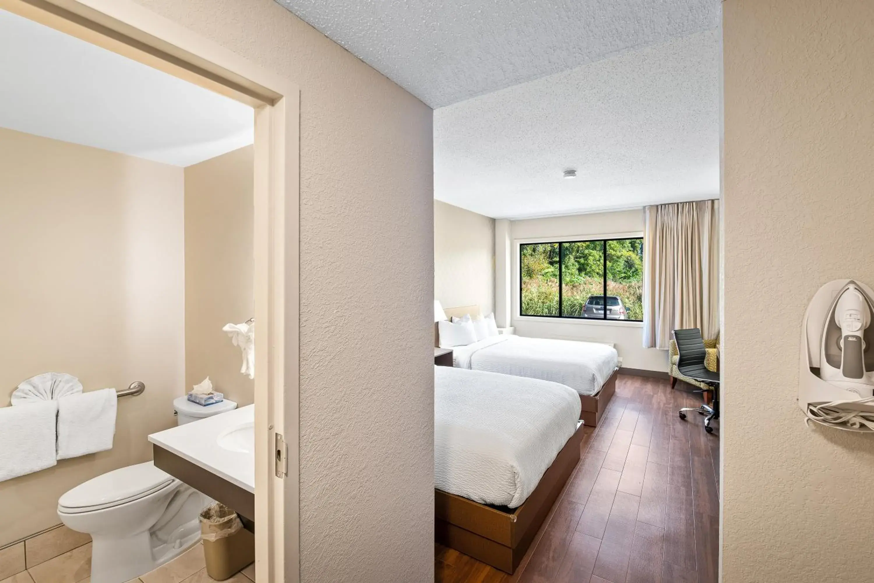 Photo of the whole room, Bed in The English Inn of Charlottesville Photo of the whole room, Bed in The English Inn of Charlottesville