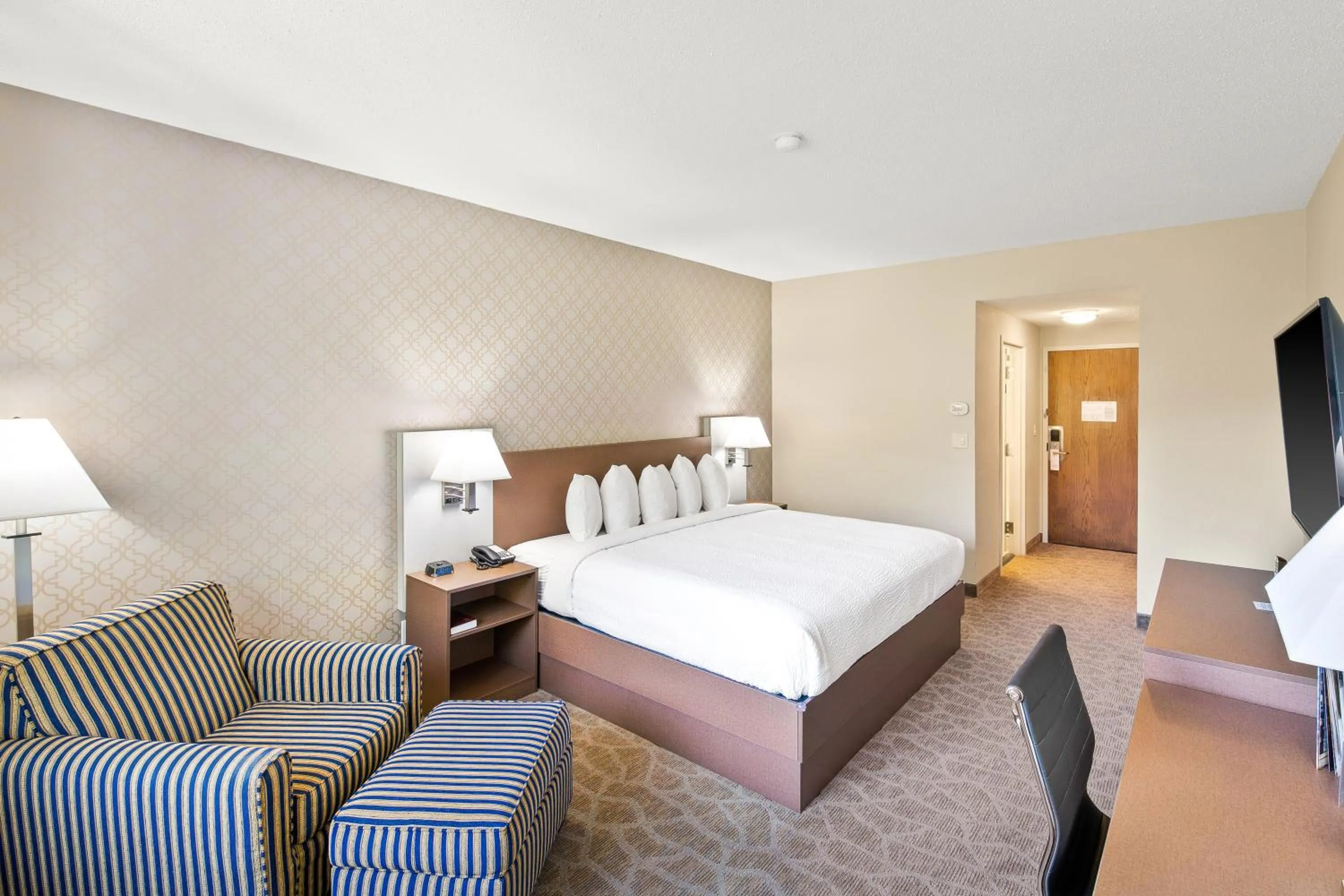 Photo of the whole room, Bed in The English Inn of Charlottesville