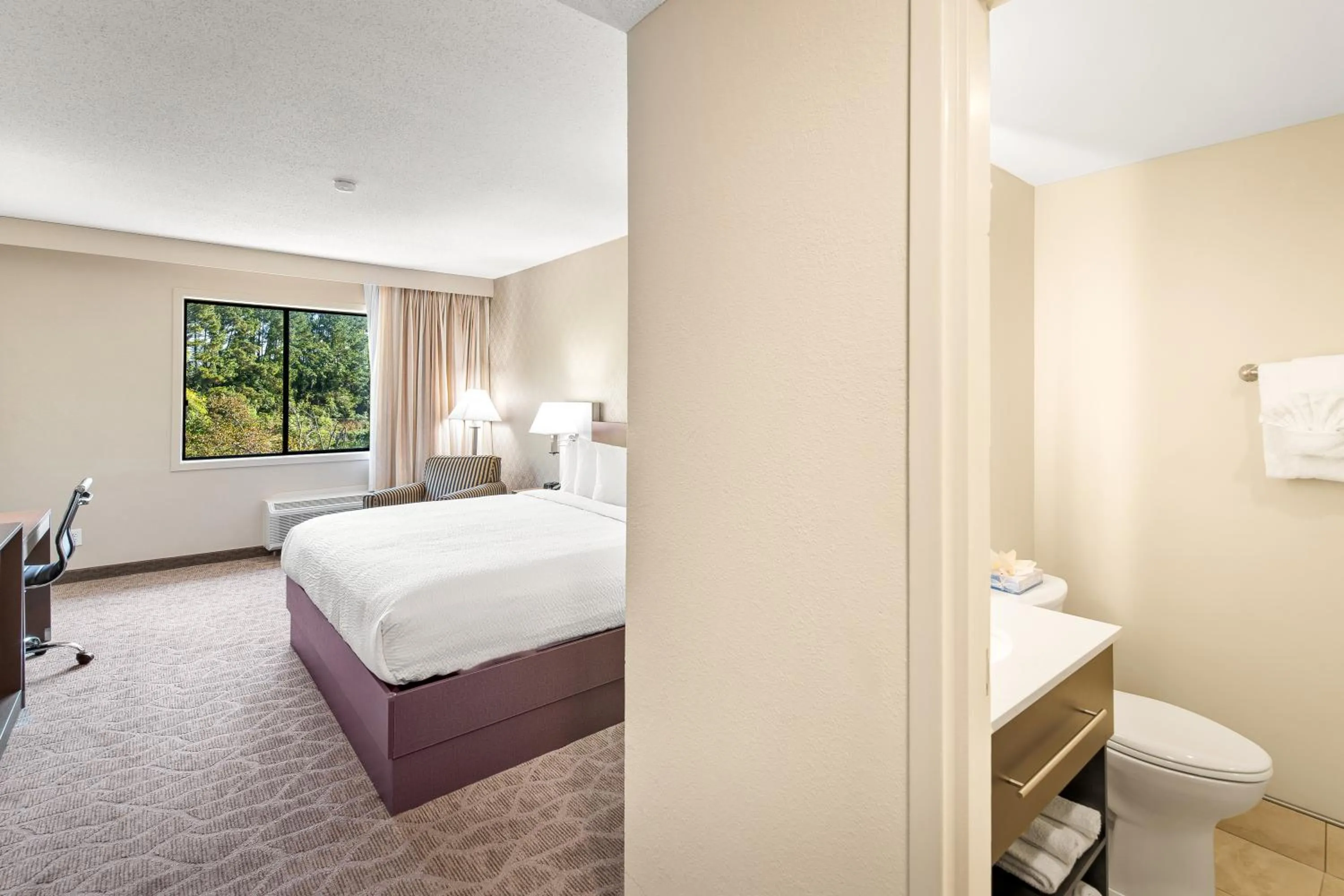 Bathroom, Bed in The English Inn of Charlottesville