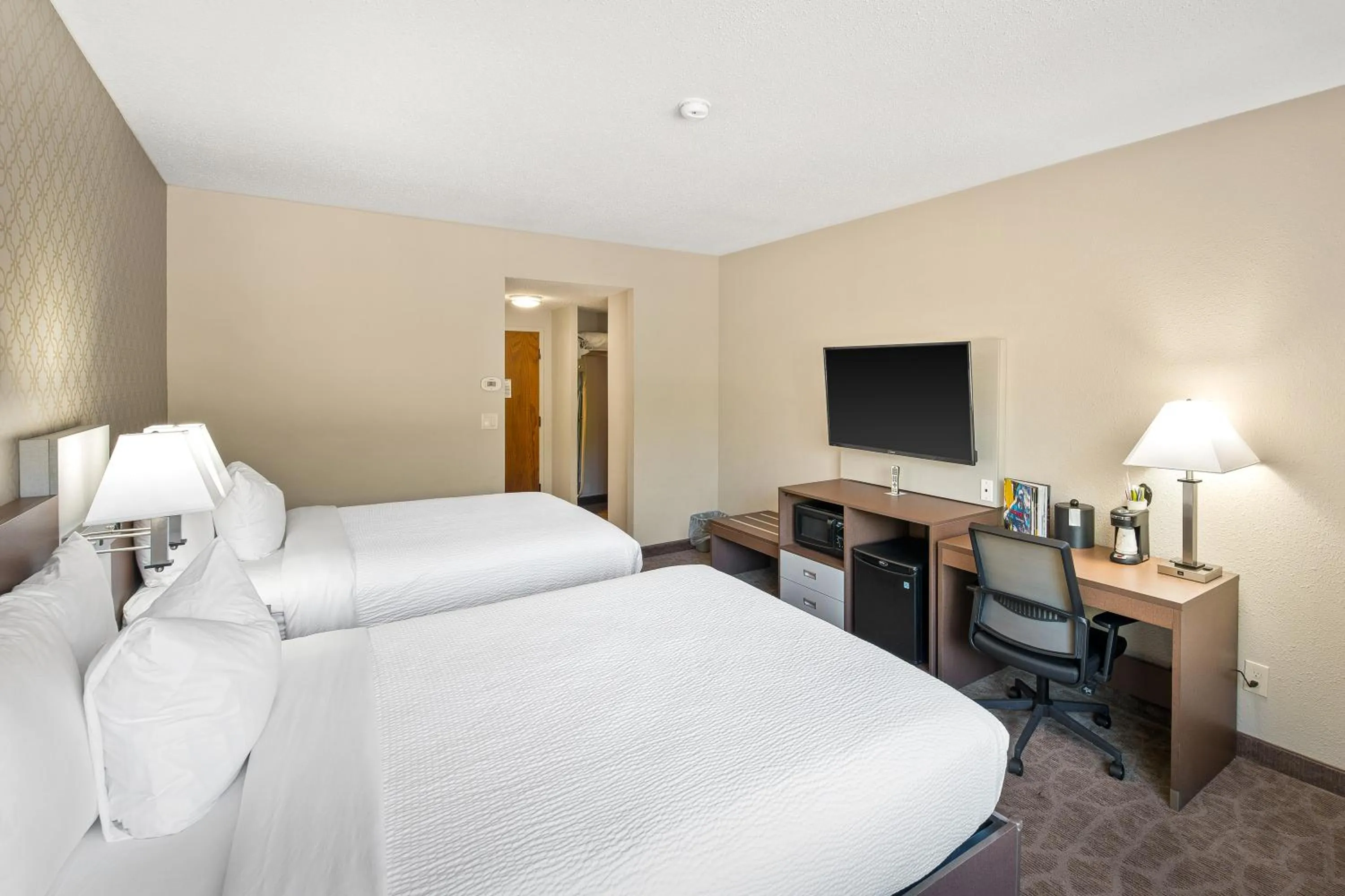 Photo of the whole room, Bed in The English Inn of Charlottesville