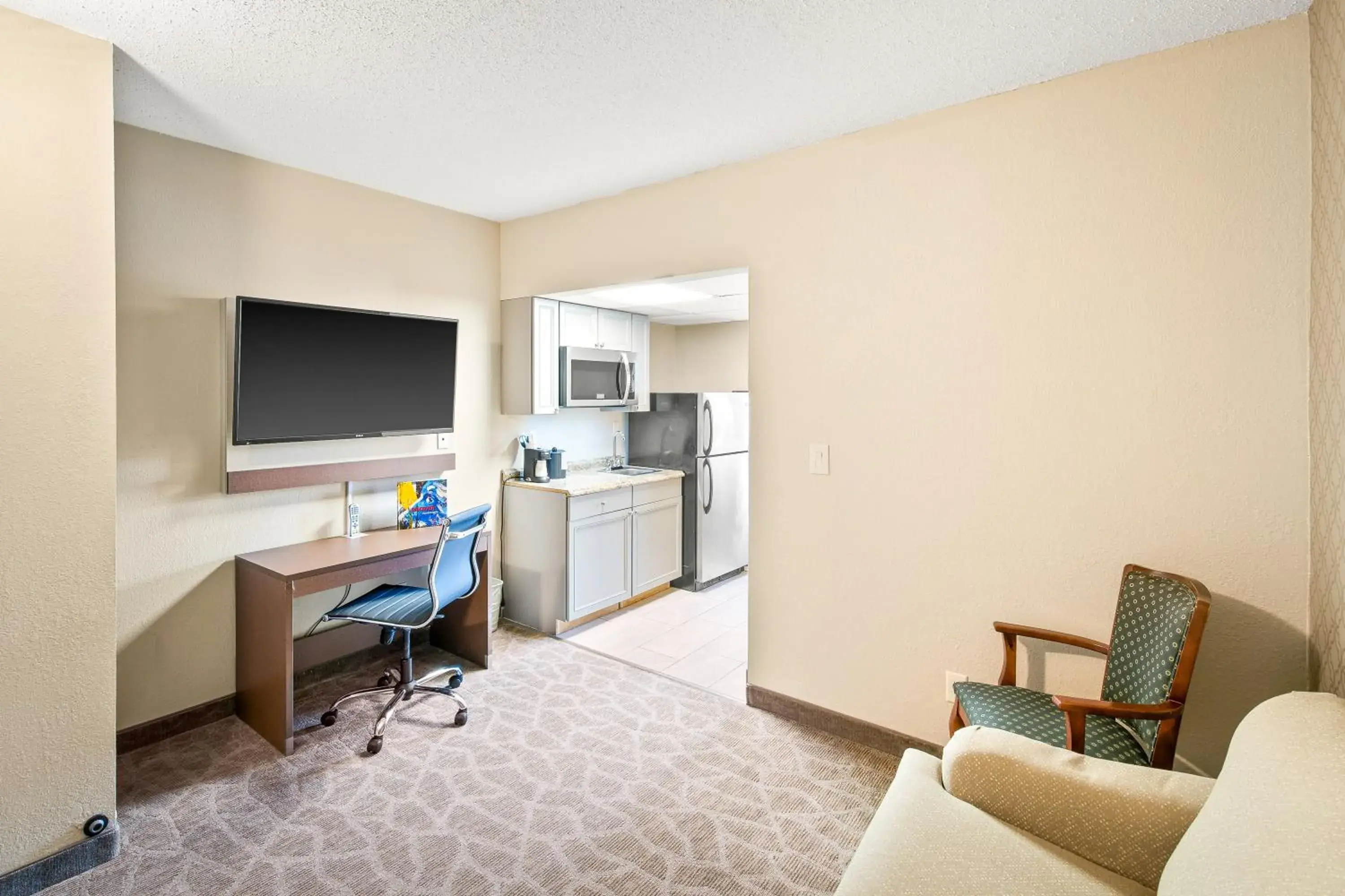 Superior King Room in The English Inn of Charlottesville Superior King Room in The English Inn of Charlottesville