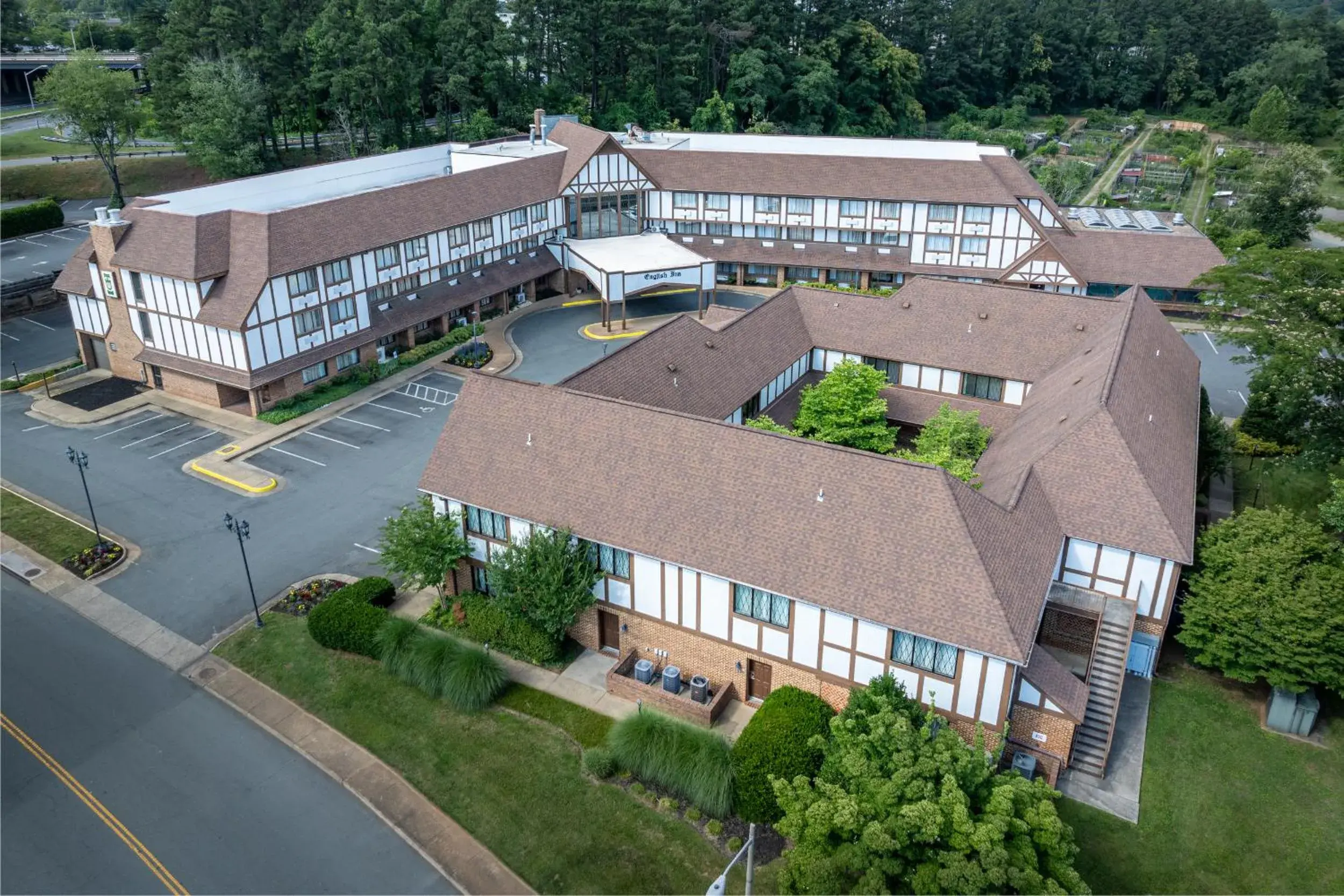 Property building in The English Inn of Charlottesville Property building in The English Inn of Charlottesville