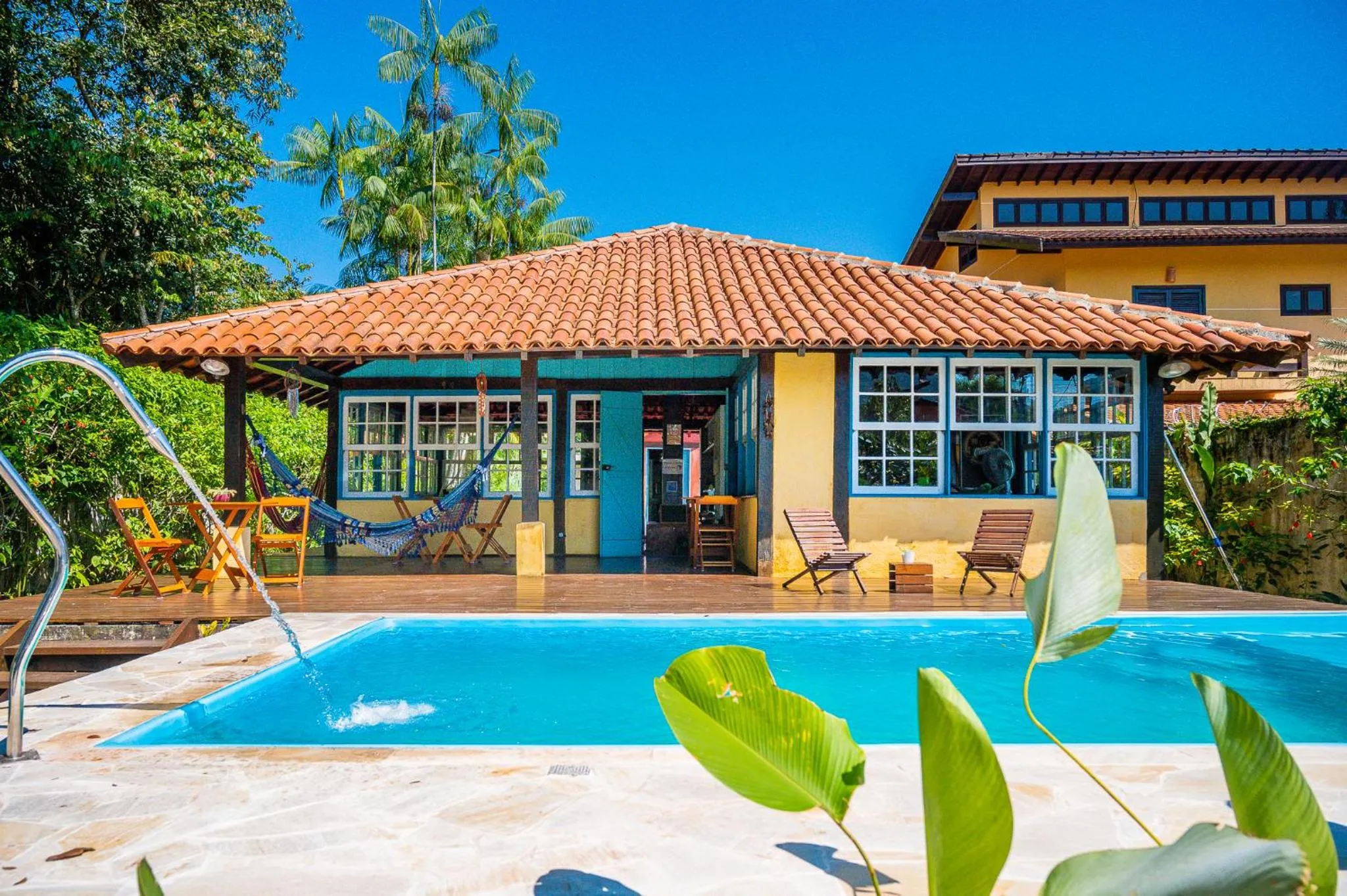 Swimming pool in Casa do Pescador Camburi