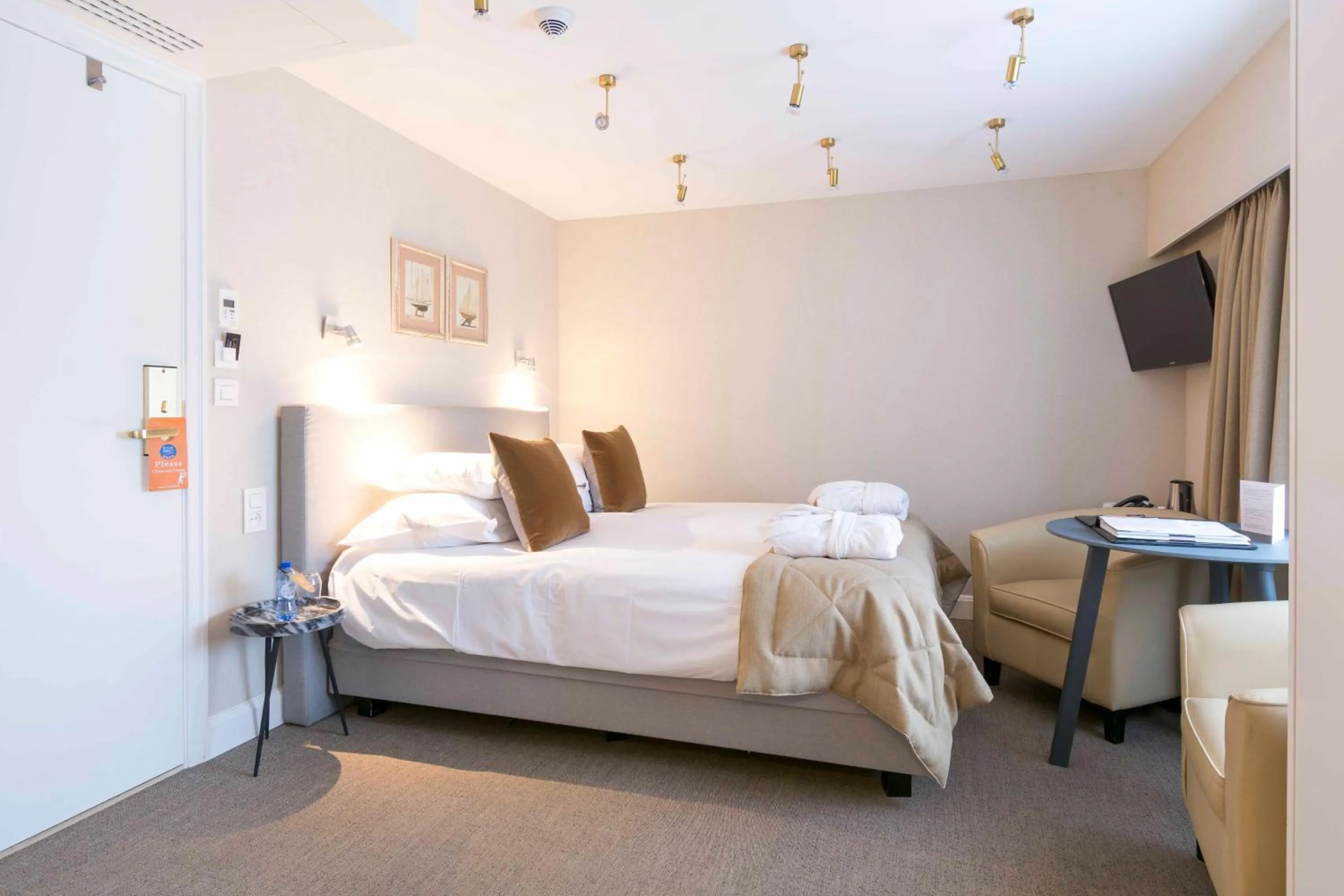 Bedroom, Bed in Hotel Lugano