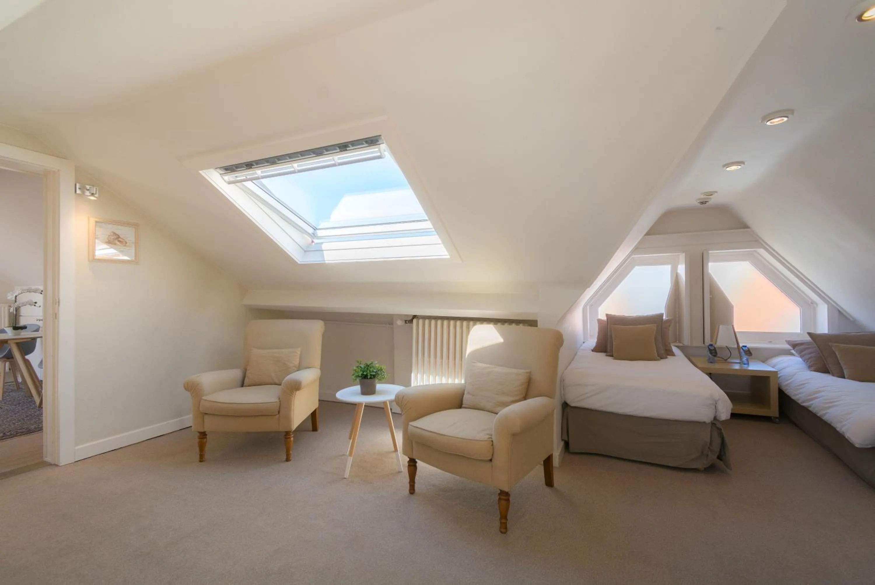 Seating area, Bed in Hotel Lugano
