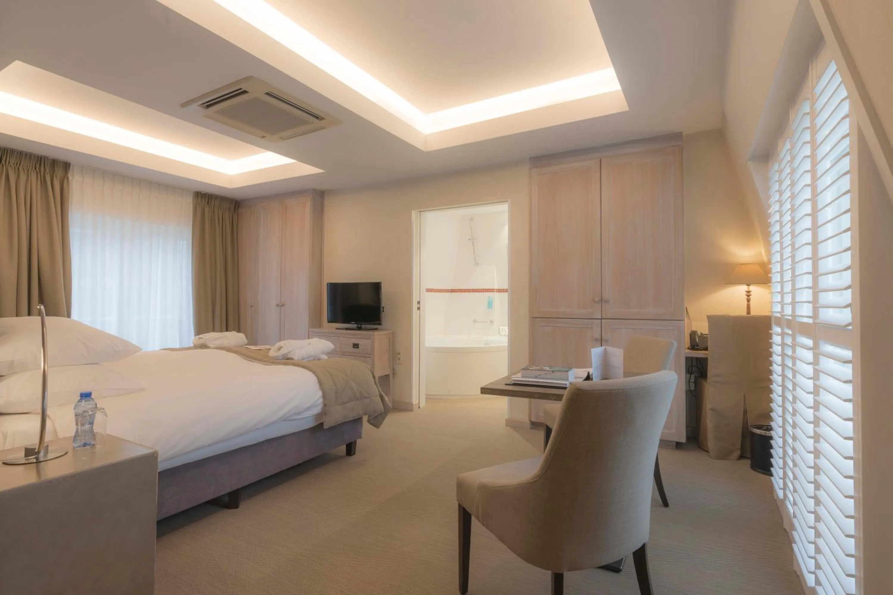 Seating area, Bed in Hotel Lugano