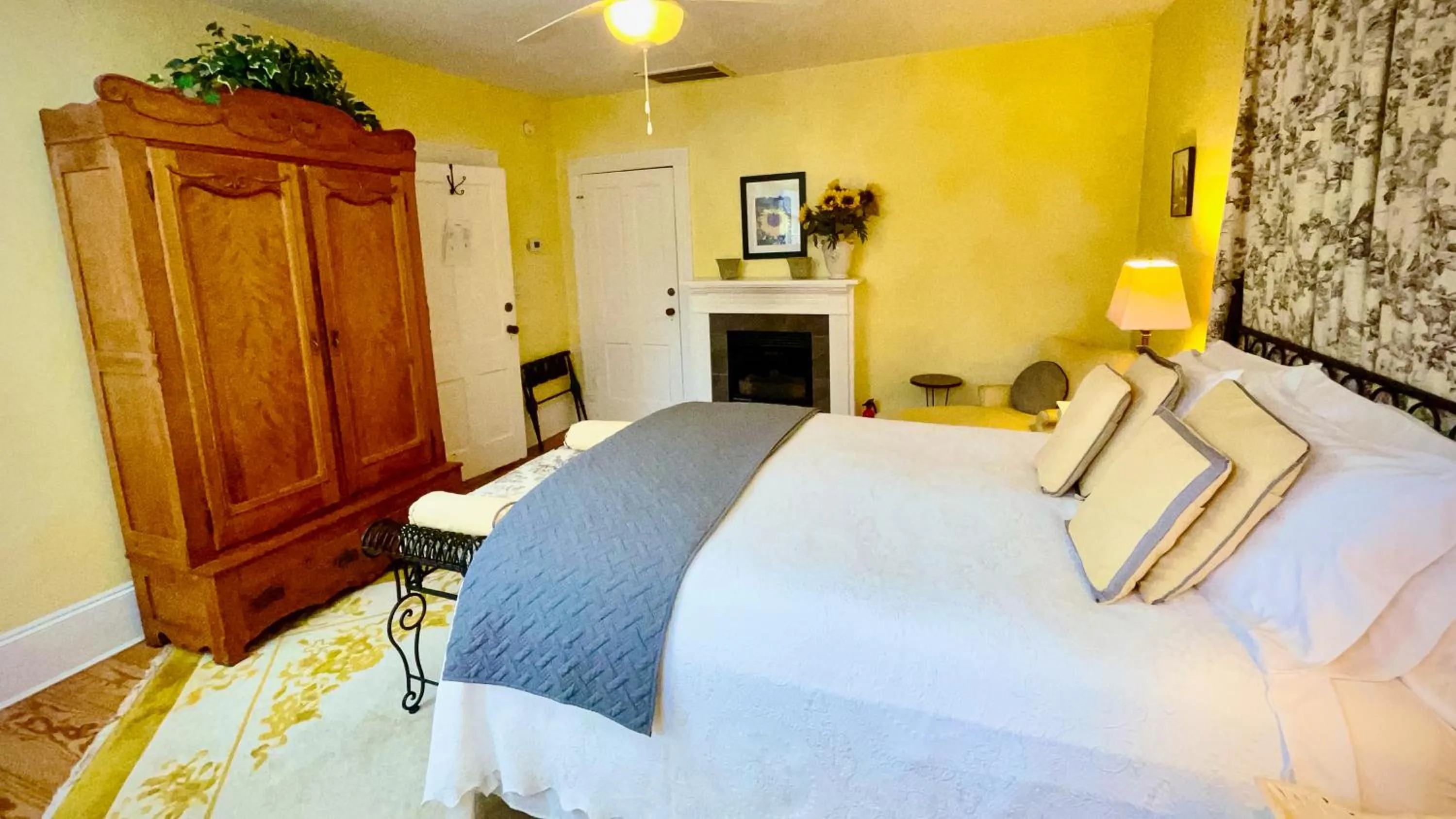 Bed in The Inn at Onancock