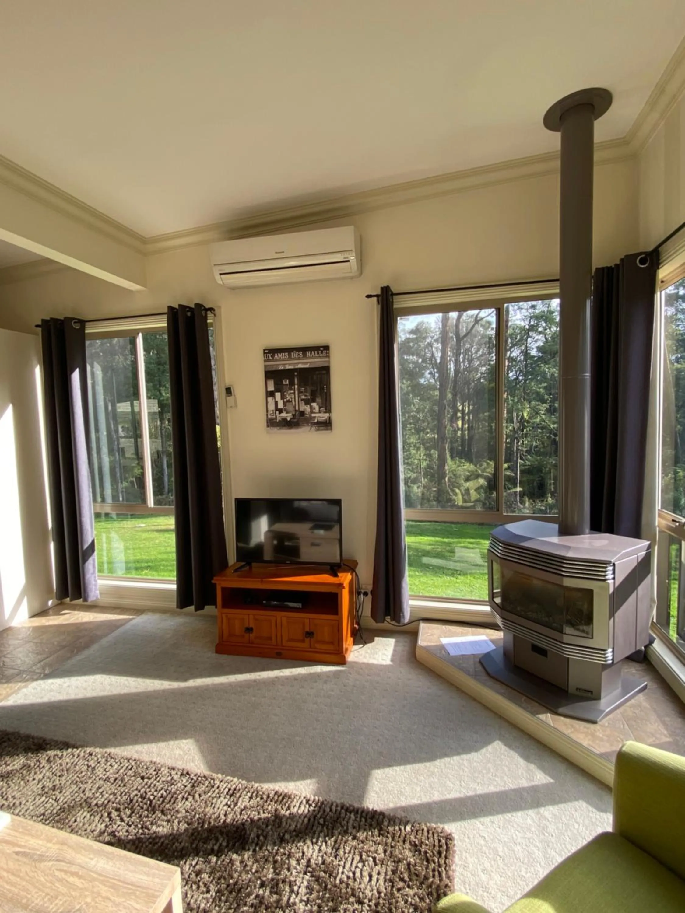 Living room in Emerald Creek Cottages
