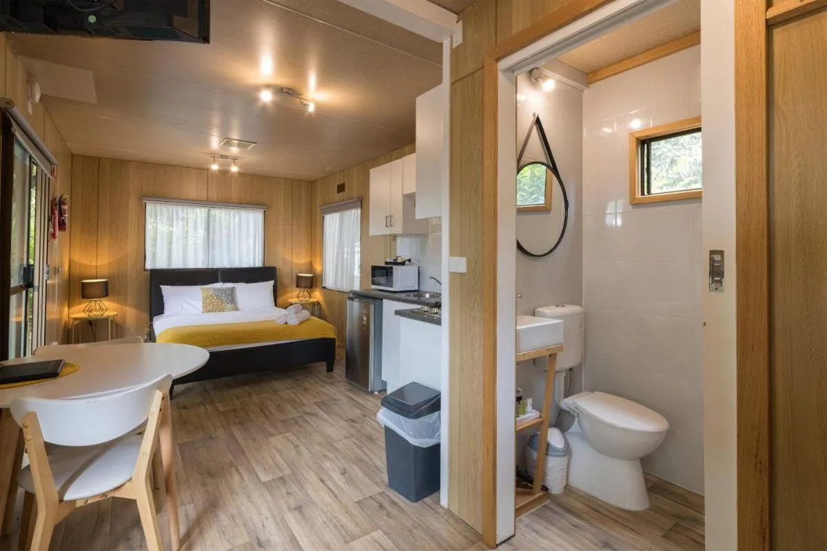 Bathroom, Bed in Daylesford Holiday Park