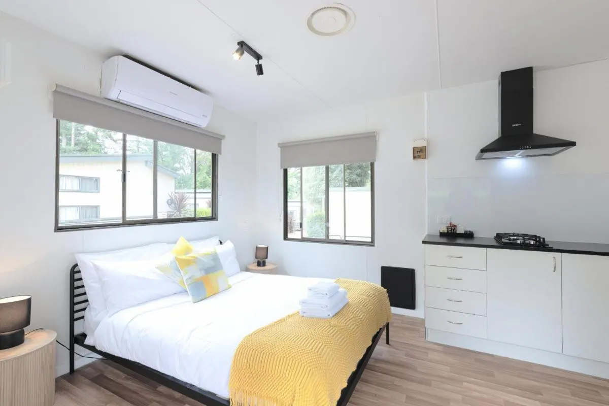 Kitchen or kitchenette, Bed in Daylesford Holiday Park