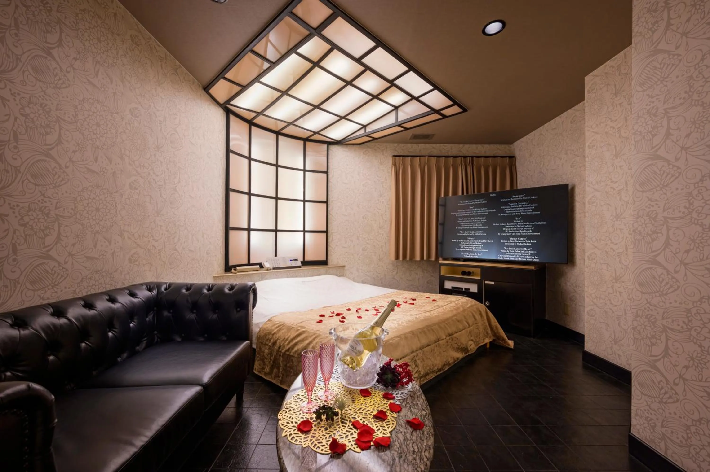 Bed in Happy Kiss (Adult Only)