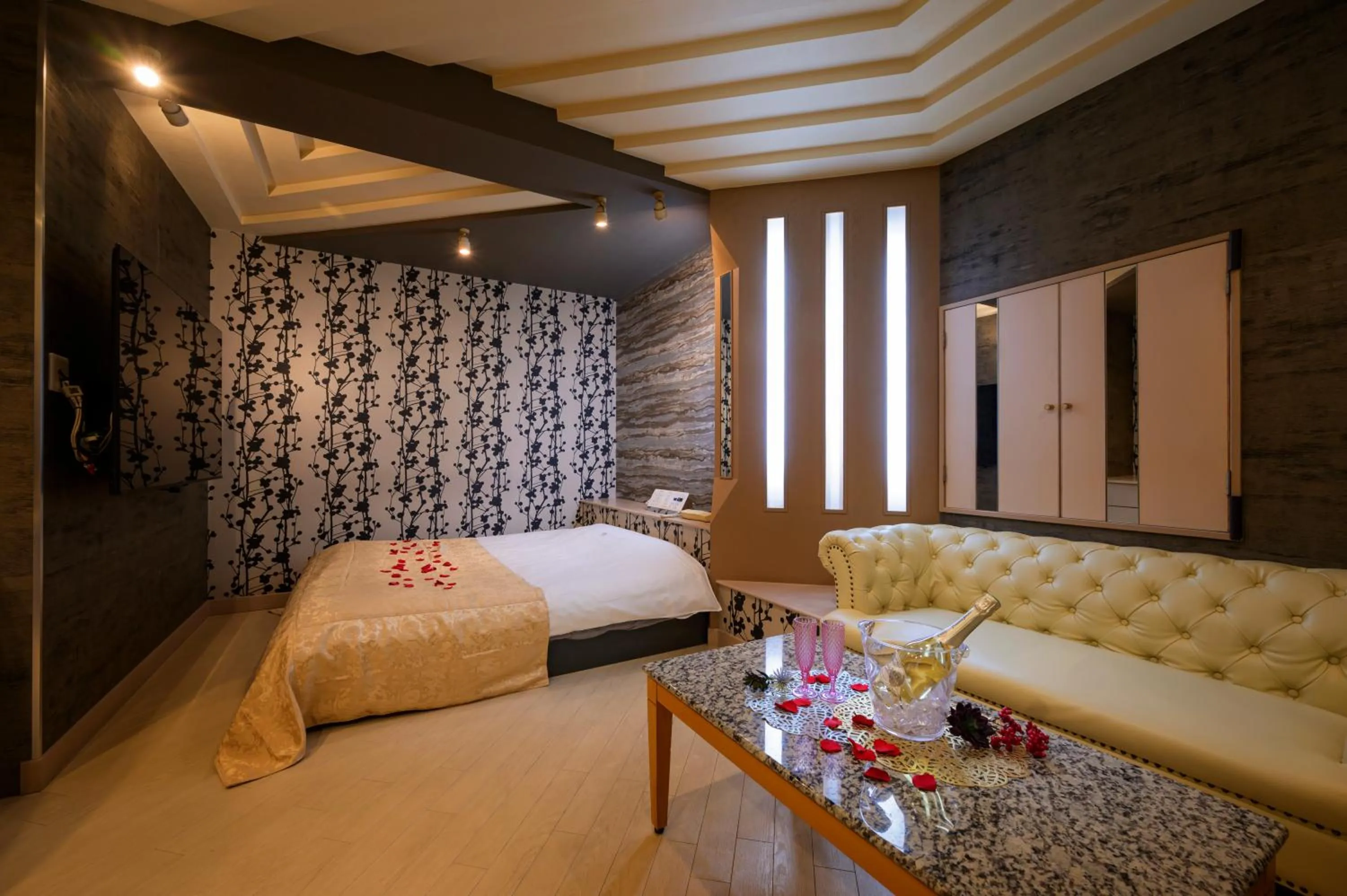 Bed in Happy Kiss (Adult Only)