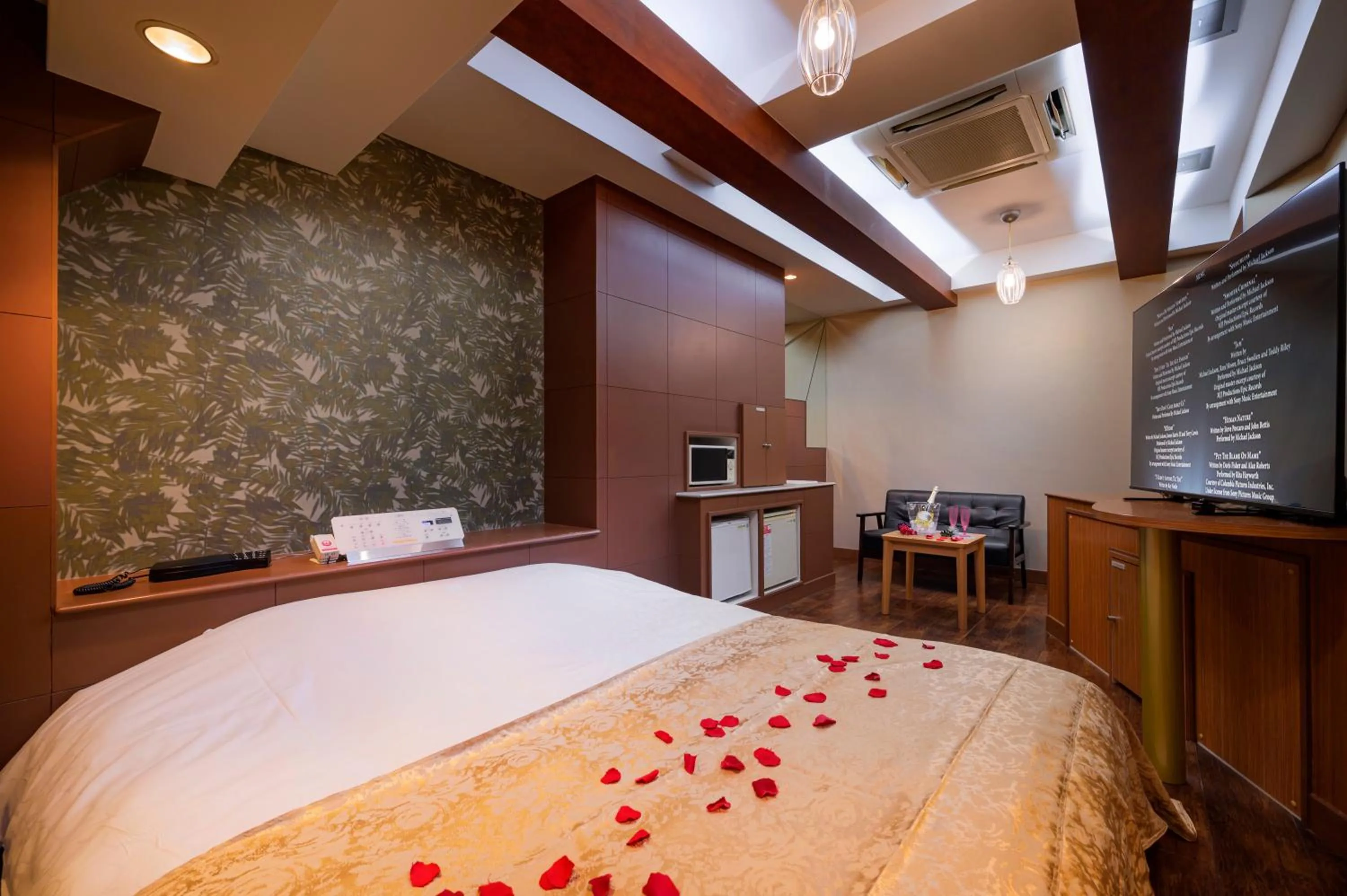 Bed in Happy Kiss (Adult Only)