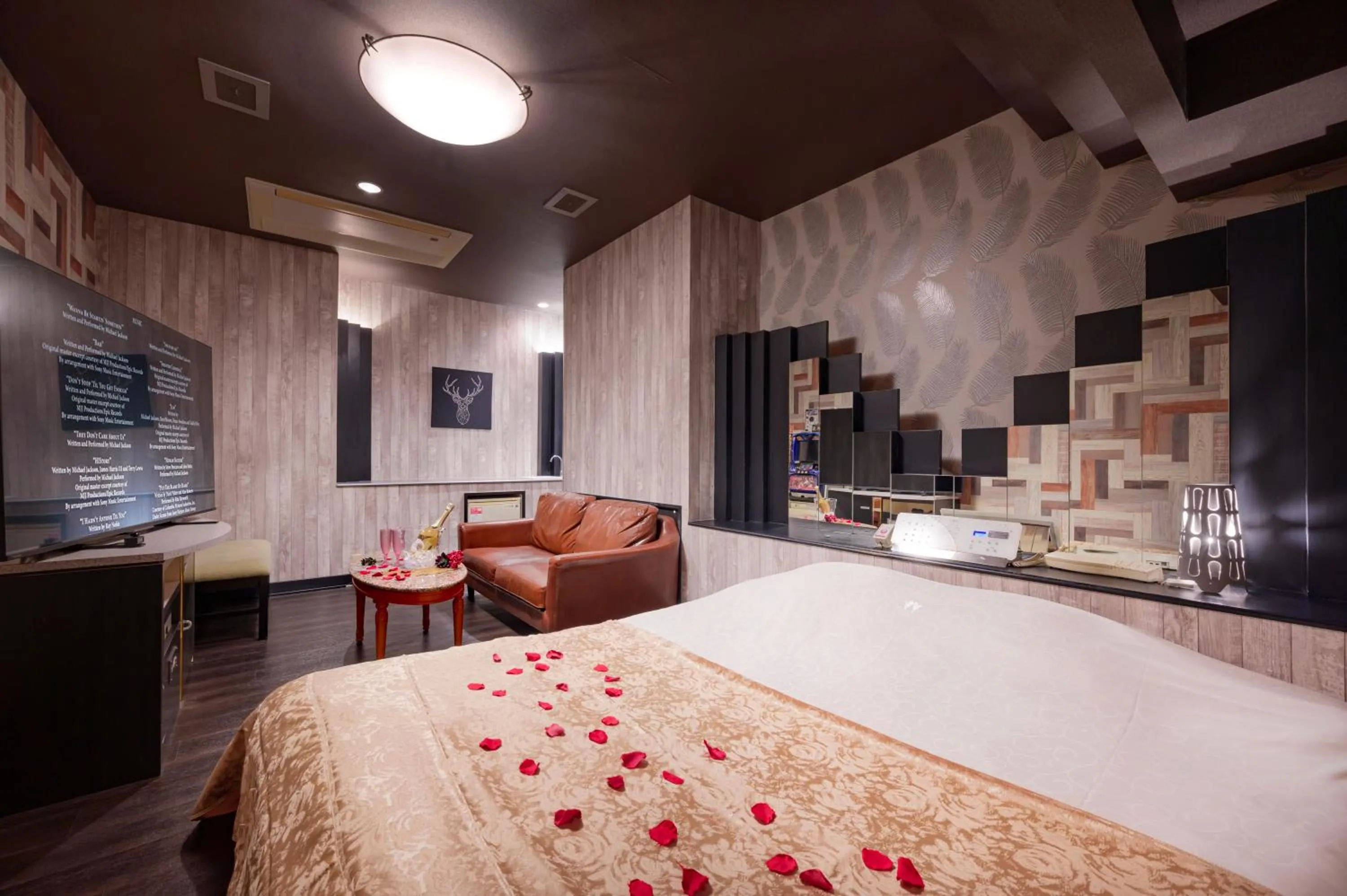 Bed in Happy Kiss (Adult Only)