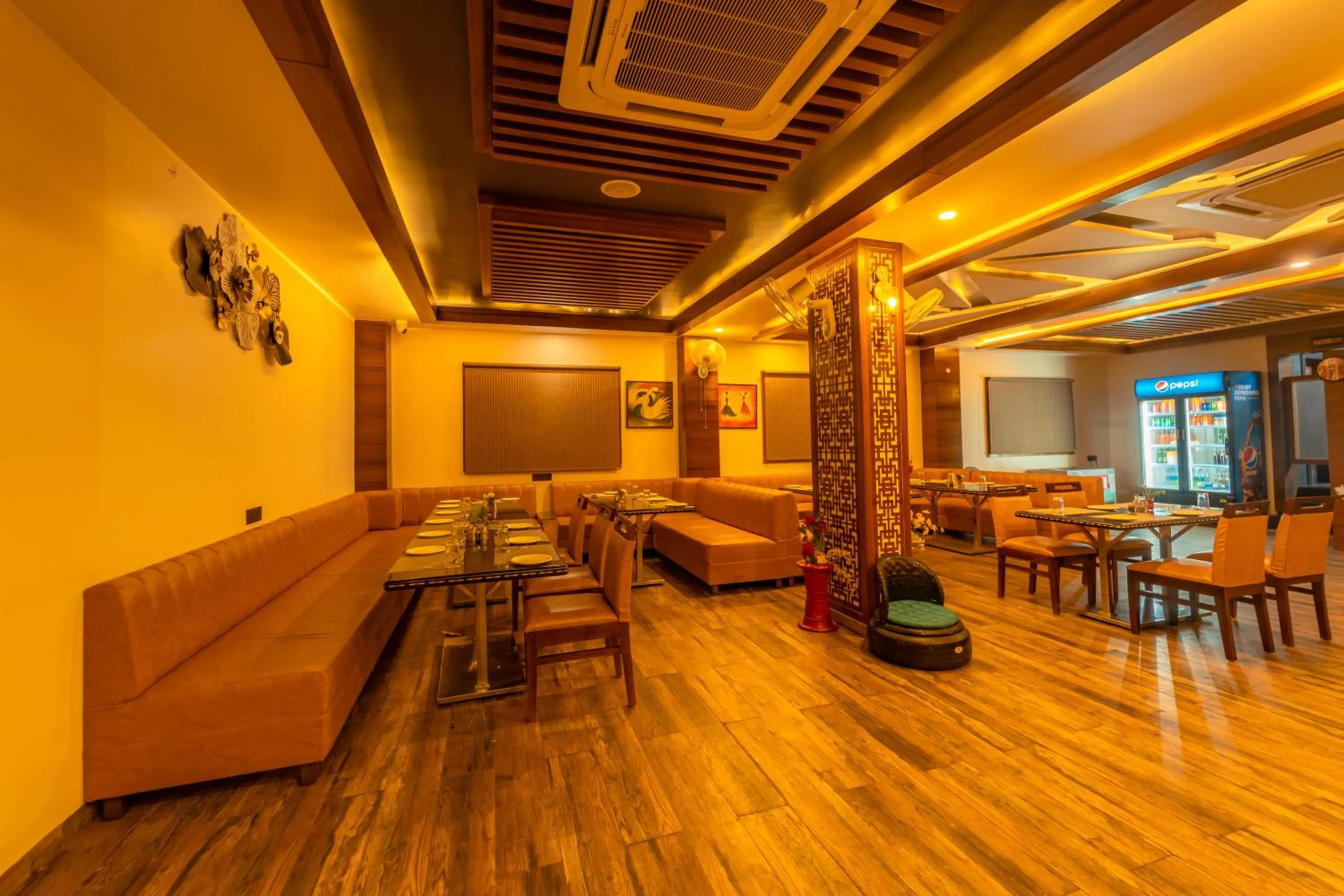 Restaurant/places to eat in Hotel Royal Palace