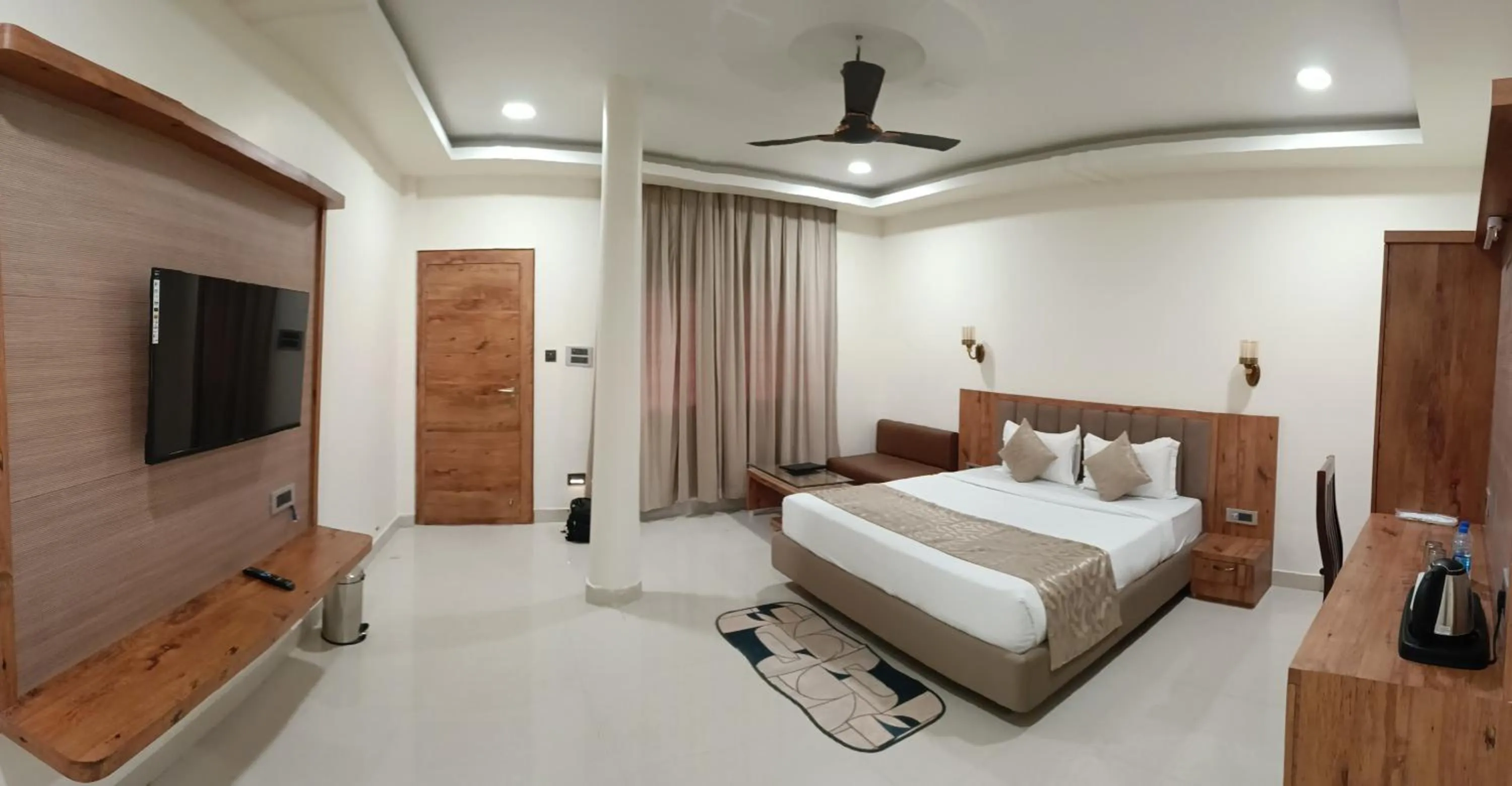 Bedroom, Bed in Hotel Royal Palace