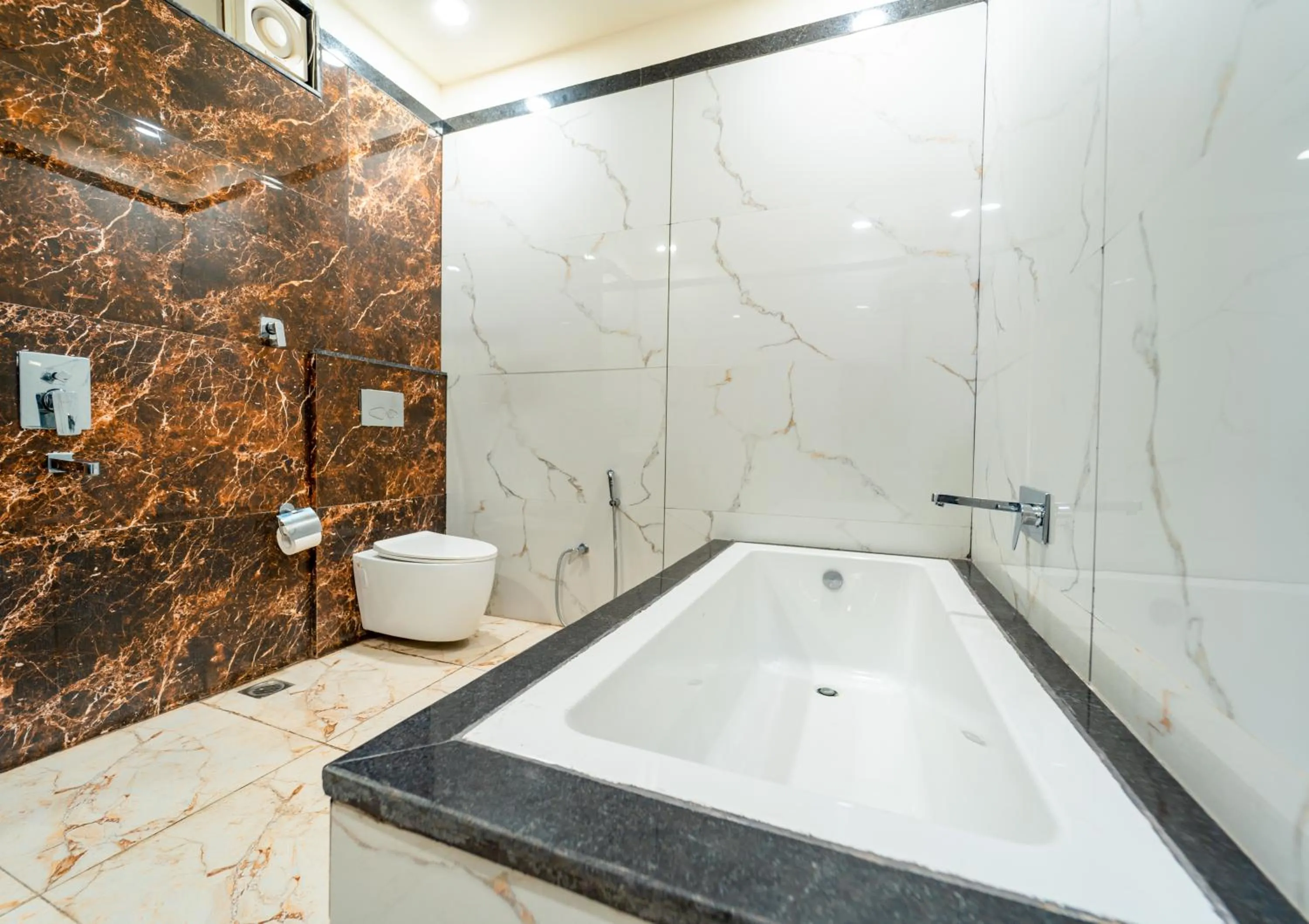 Bath in Hotel Royal Palace