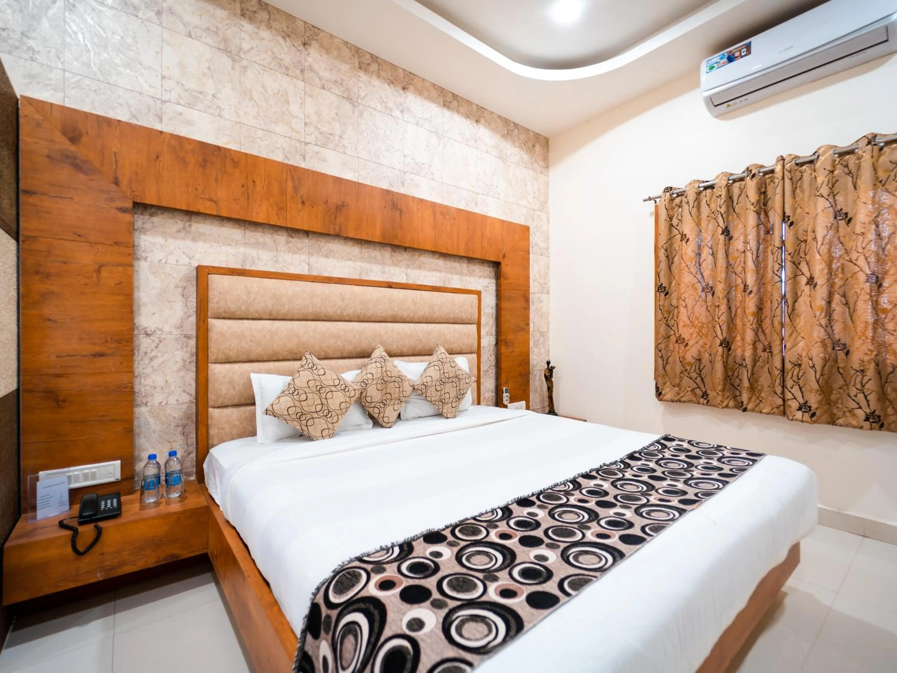 Bedroom, Bed in Hotel Royal Palace