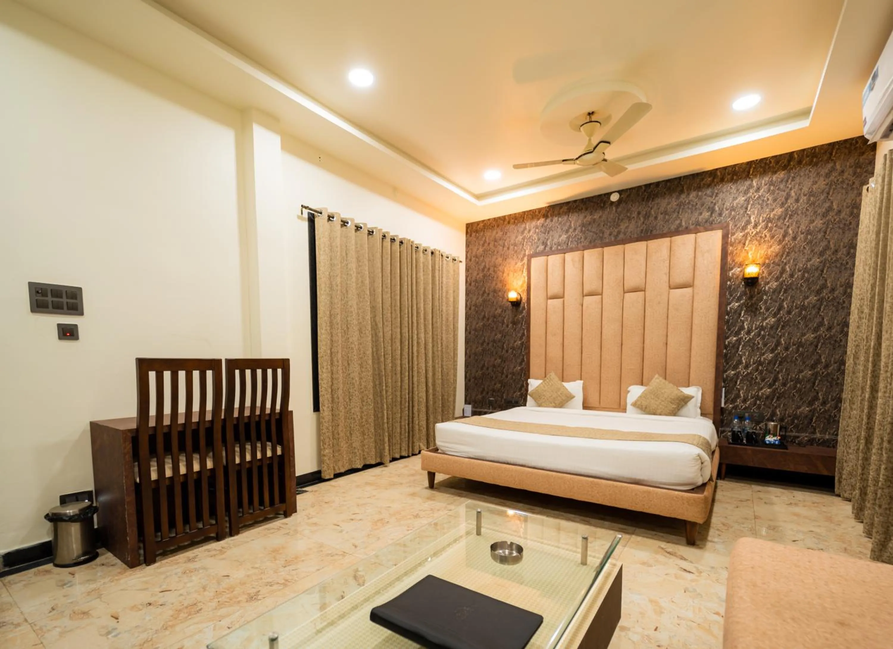 Bedroom, Bed in Hotel Royal Palace