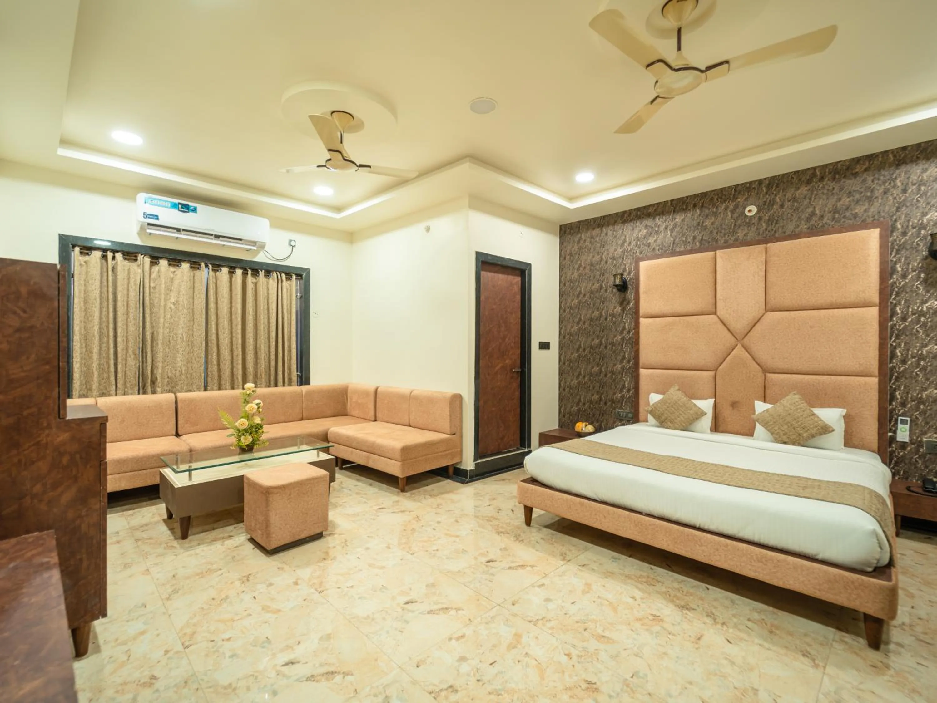 Bedroom, Bed in Hotel Royal Palace