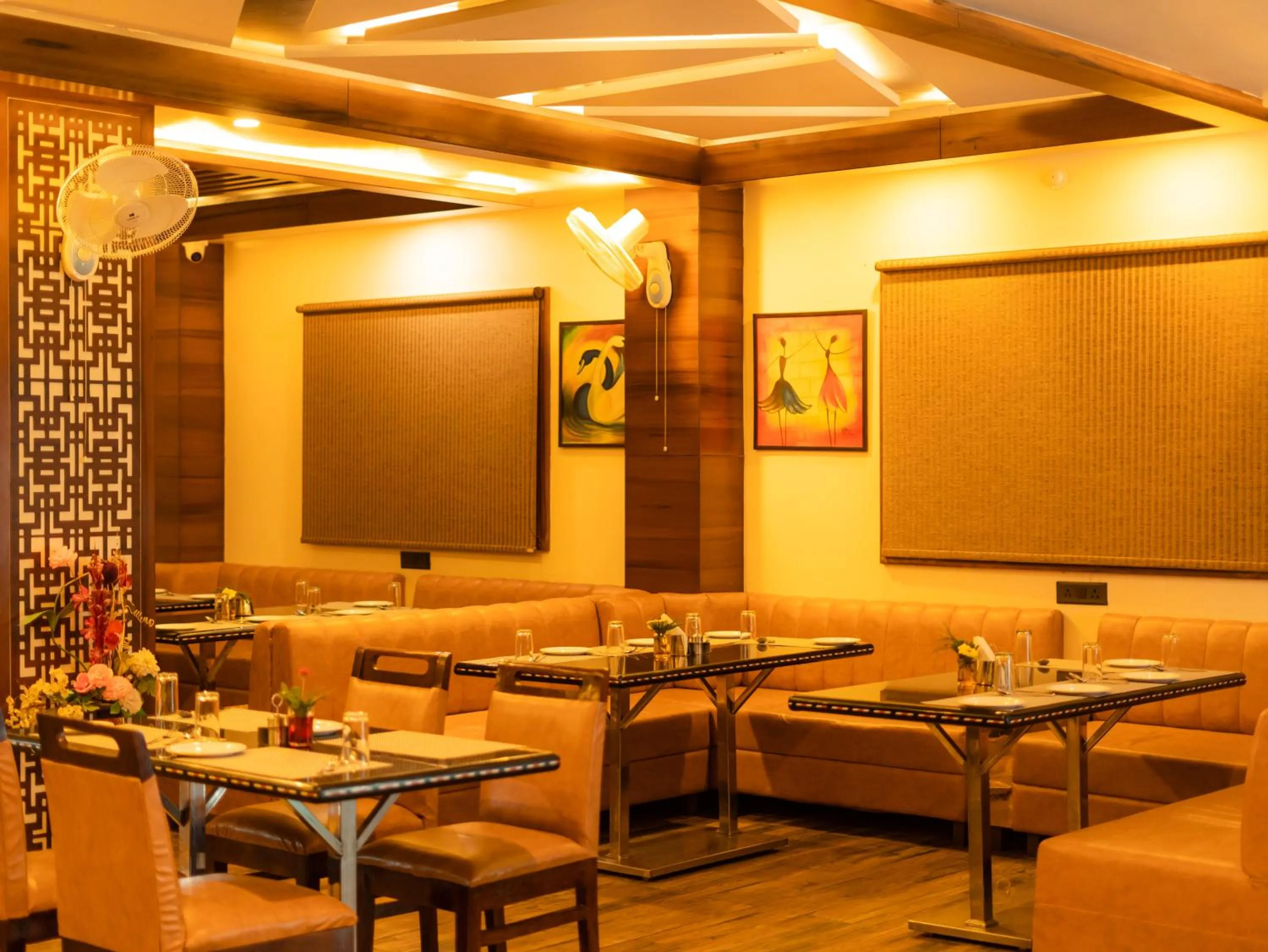 Restaurant/places to eat in Hotel Royal Palace