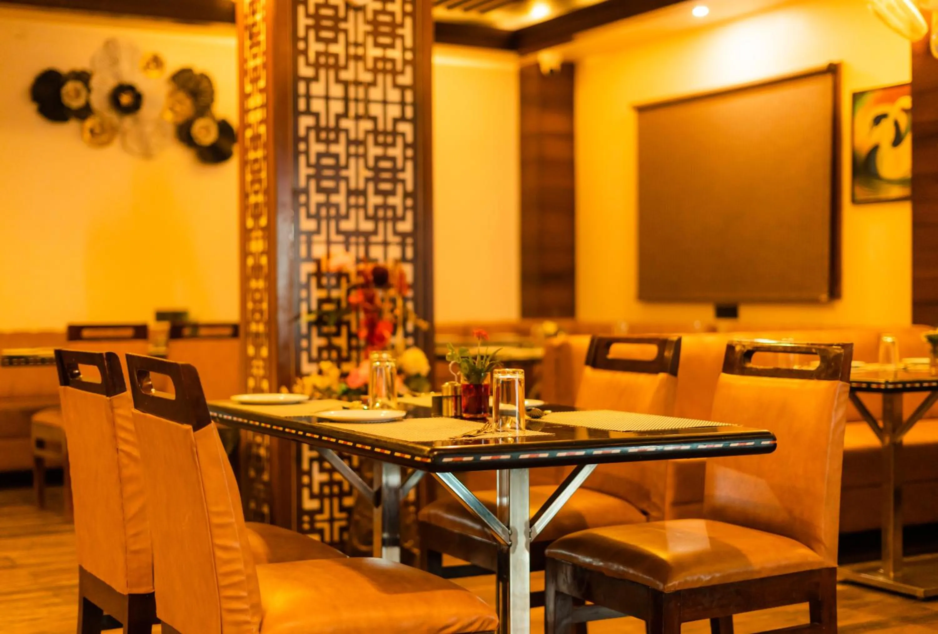 Restaurant/places to eat in Hotel Royal Palace