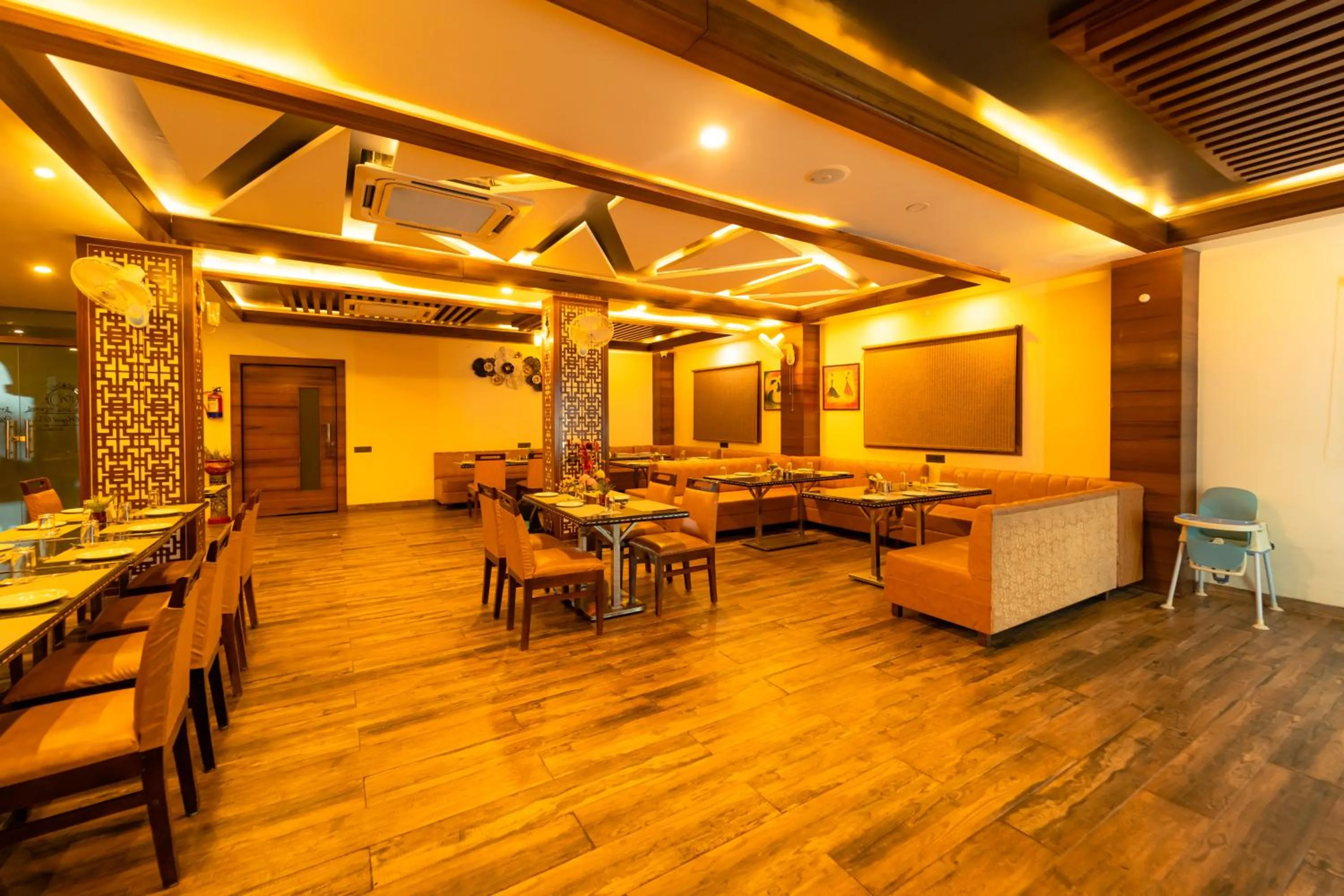 Restaurant/places to eat in Hotel Royal Palace