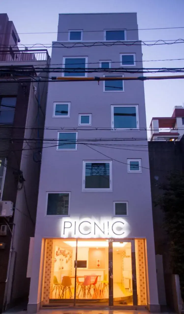 Facade/entrance in Picnic Hostel Osaka Facade/entrance in Picnic Hostel Osaka
