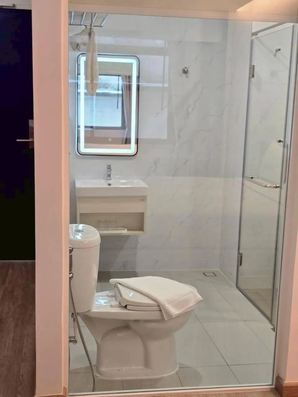 Shower in HOUSE HOTEL Central Pattaya