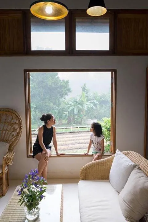 Communal lounge/ TV room in COOLLiving Farmhouse Organic