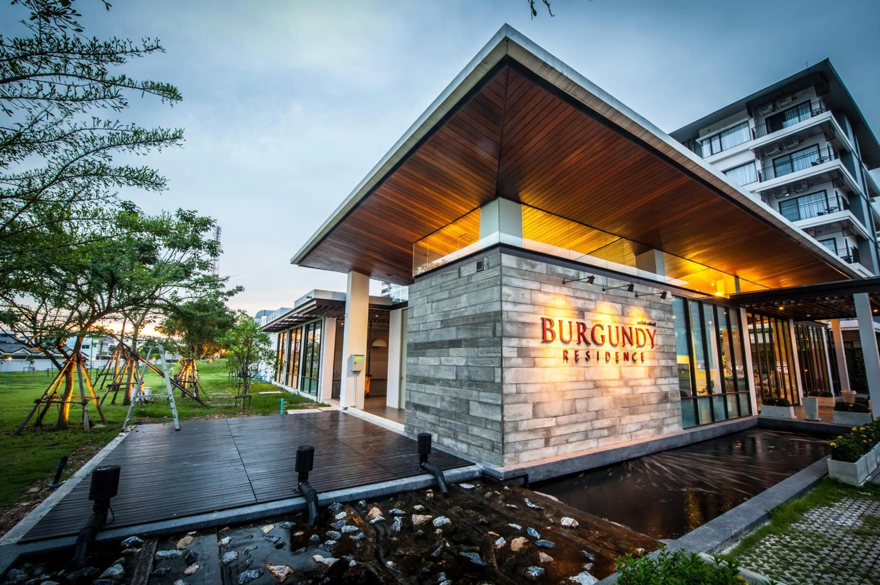 Garden in Burgundy Residence 304