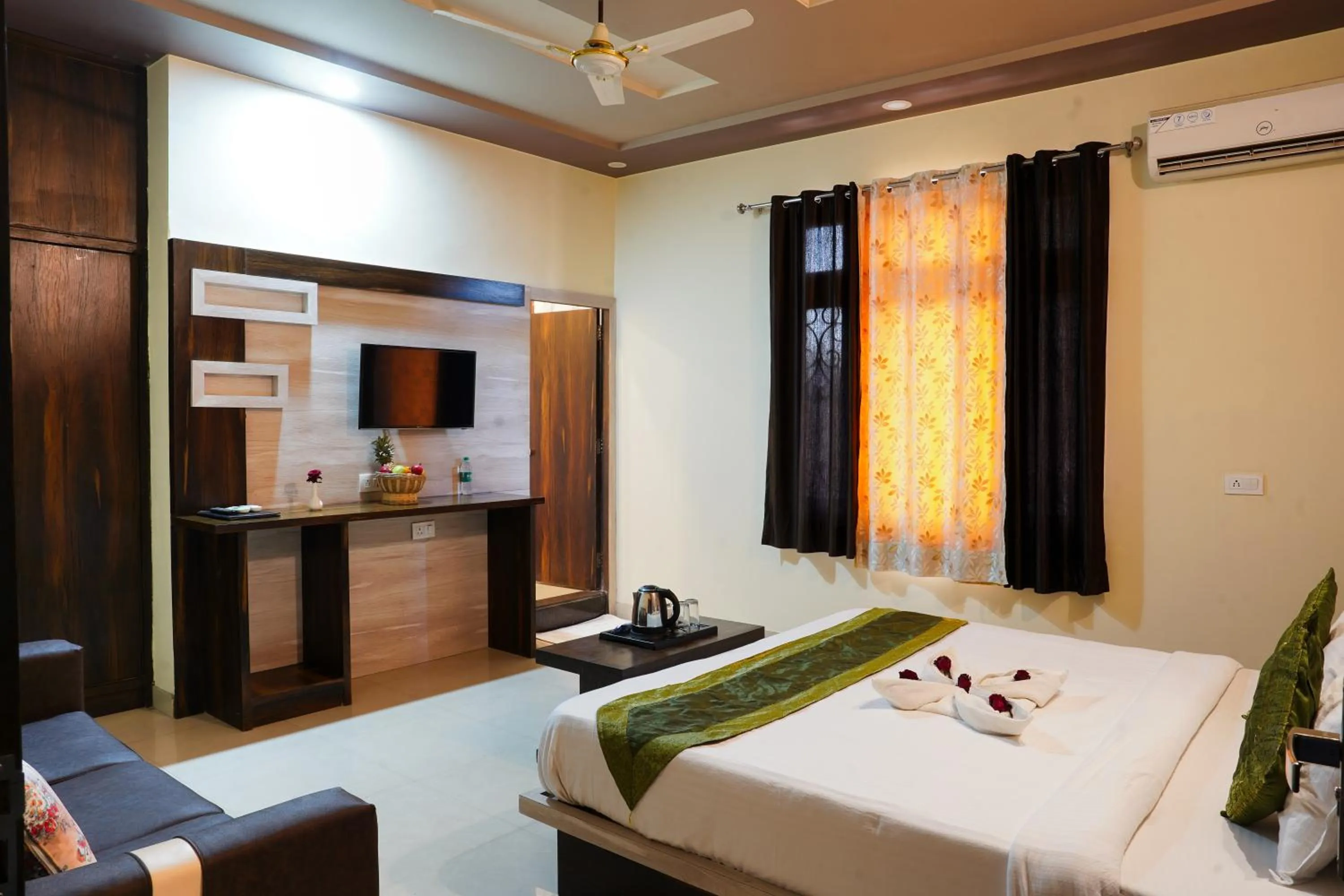 Bed in Hotel Pushkar Legacy