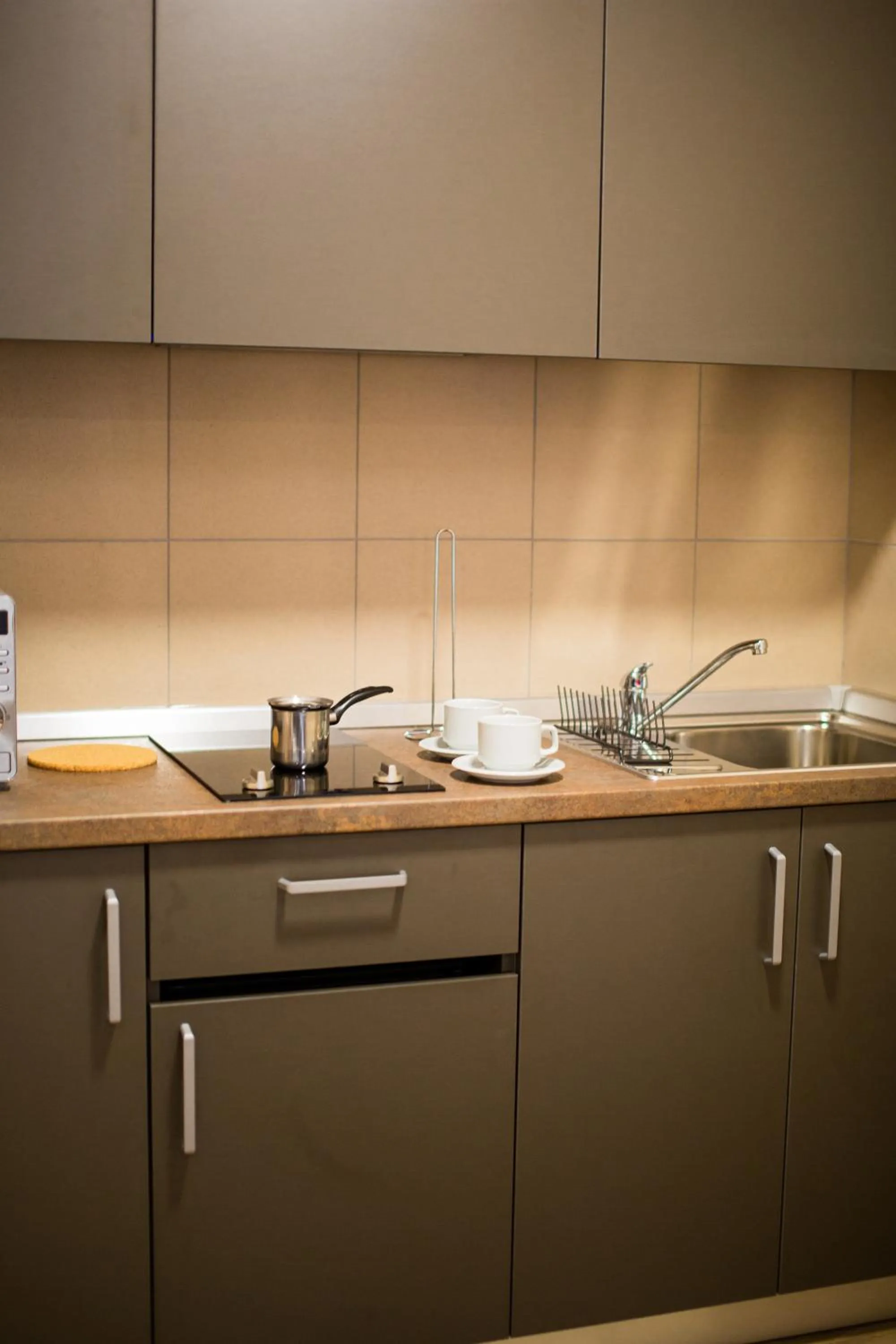 Kitchen or kitchenette in Hotel TESLA - Smart Stay Garni