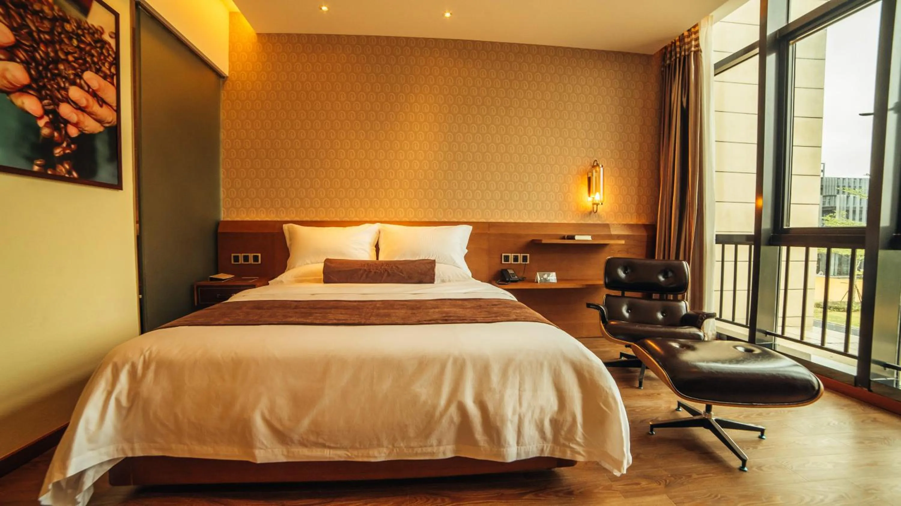 Photo of the whole room, Bed in James Joyce Hotel Zhuhai Hengqin Chimelong