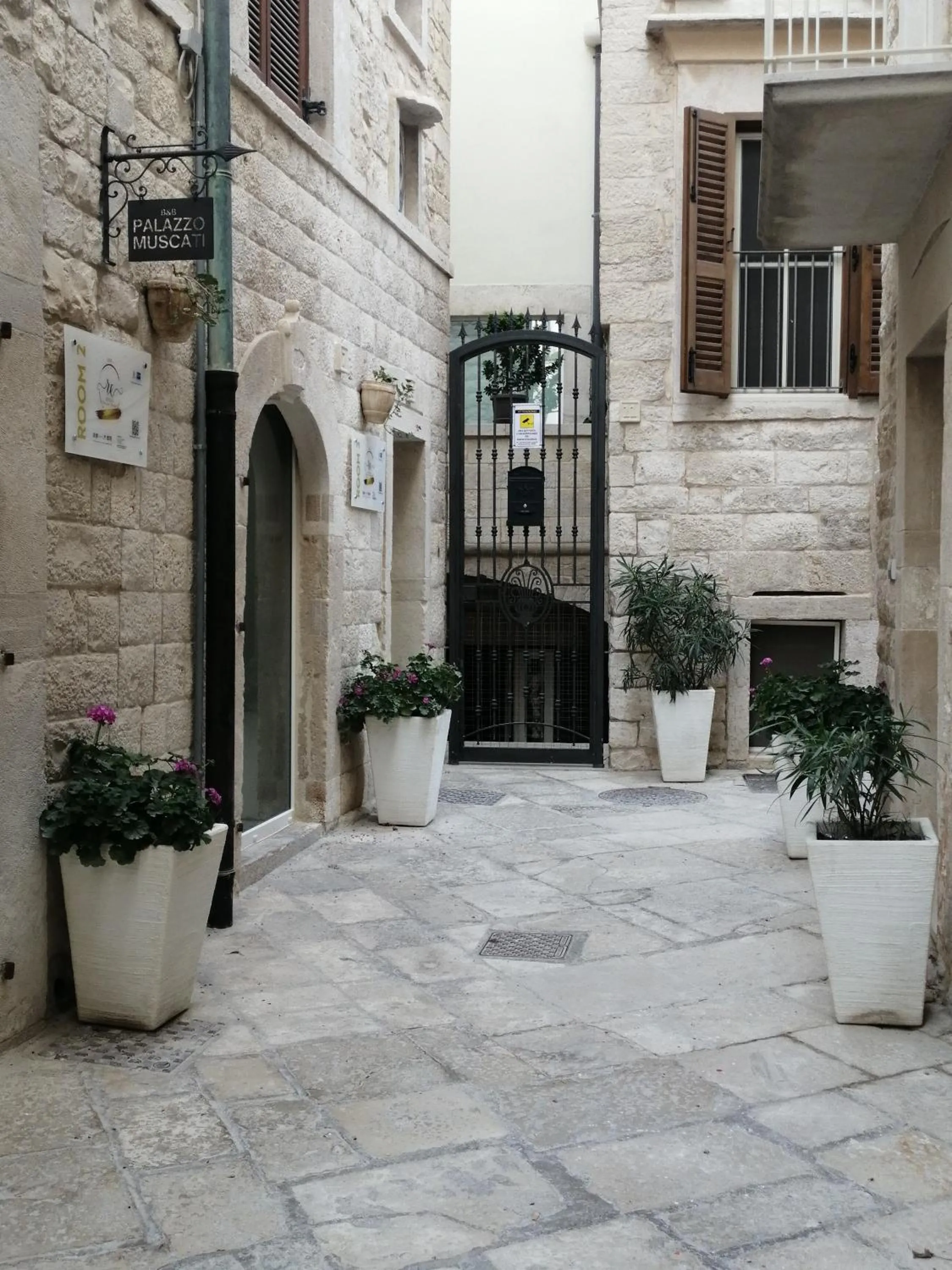 Facade/entrance in B&B re apartments Palazzo Muscati