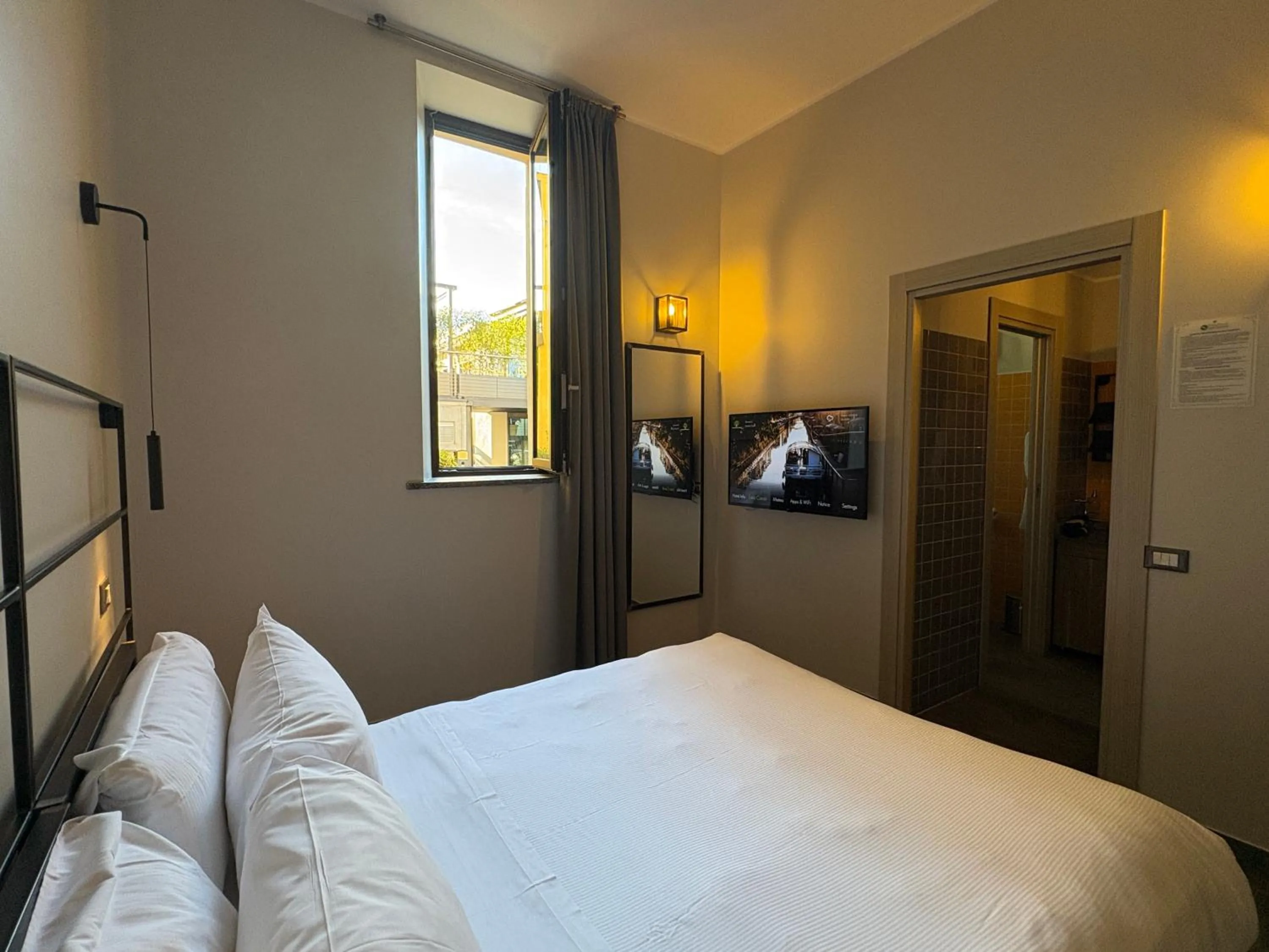 Bed in VERSOVERDE HOTEL Alzaia Naviglio Grande