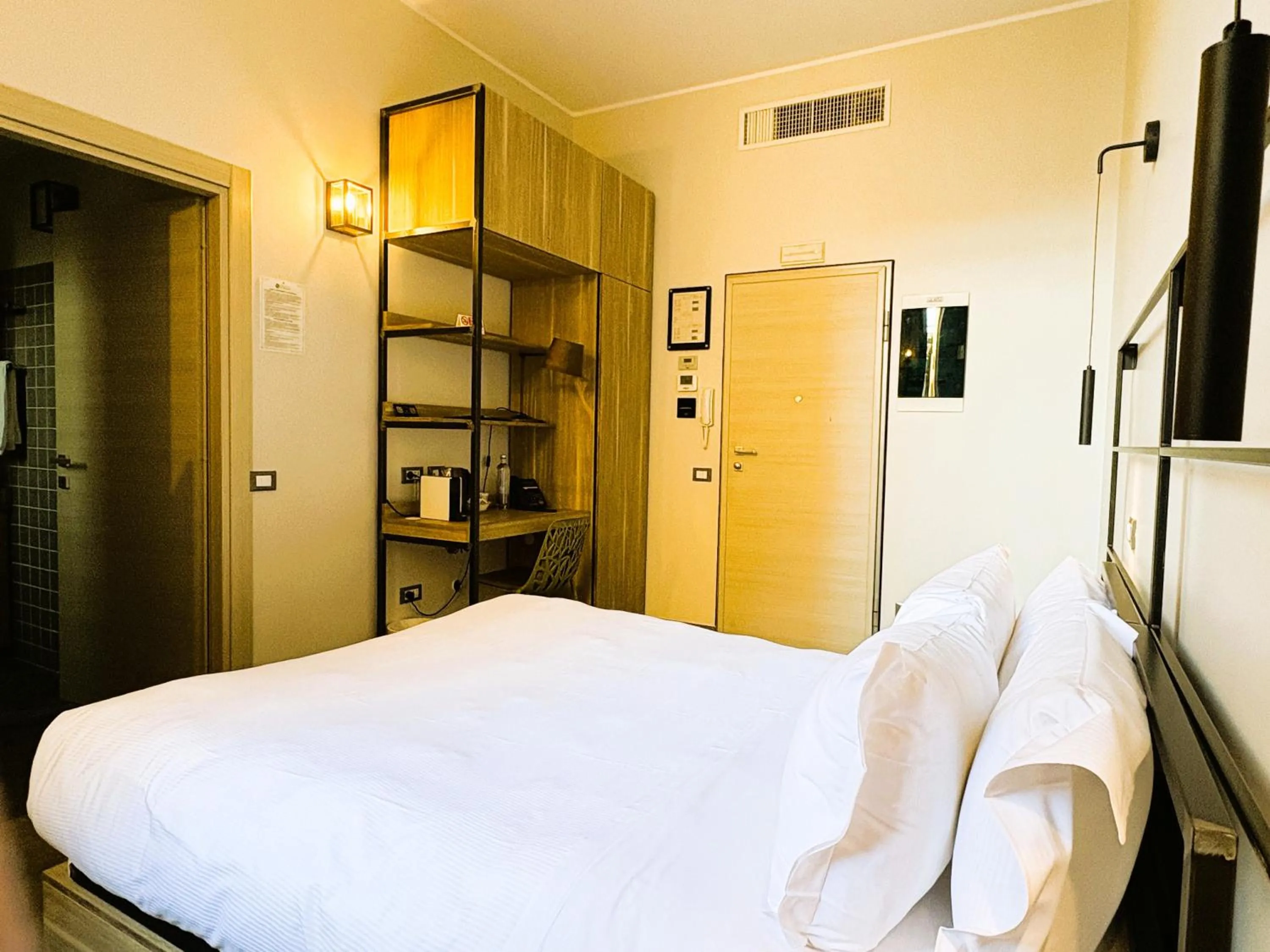 Bed in VERSOVERDE HOTEL Alzaia Naviglio Grande