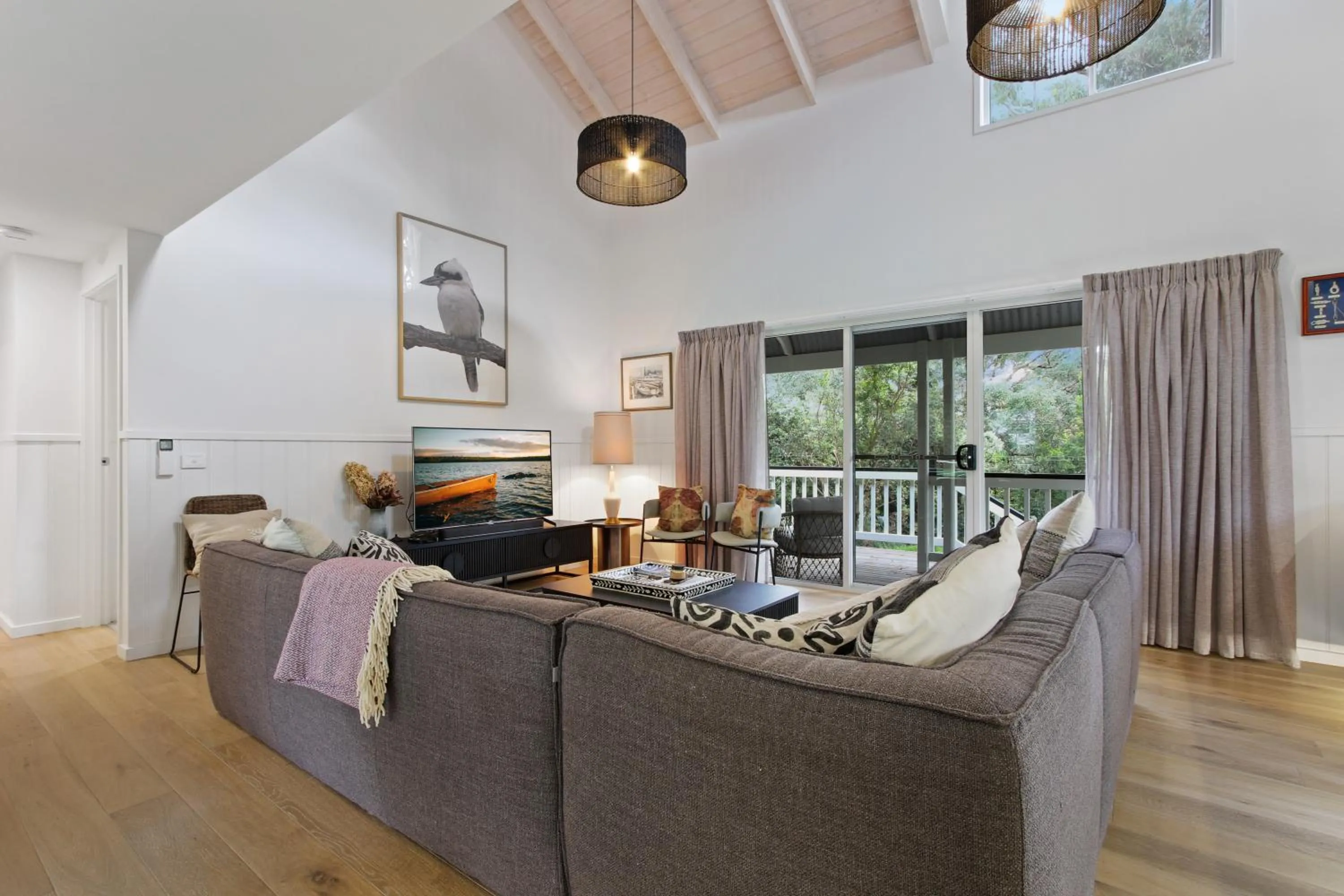 Cliff House Cottage - Modern Metung Retreat