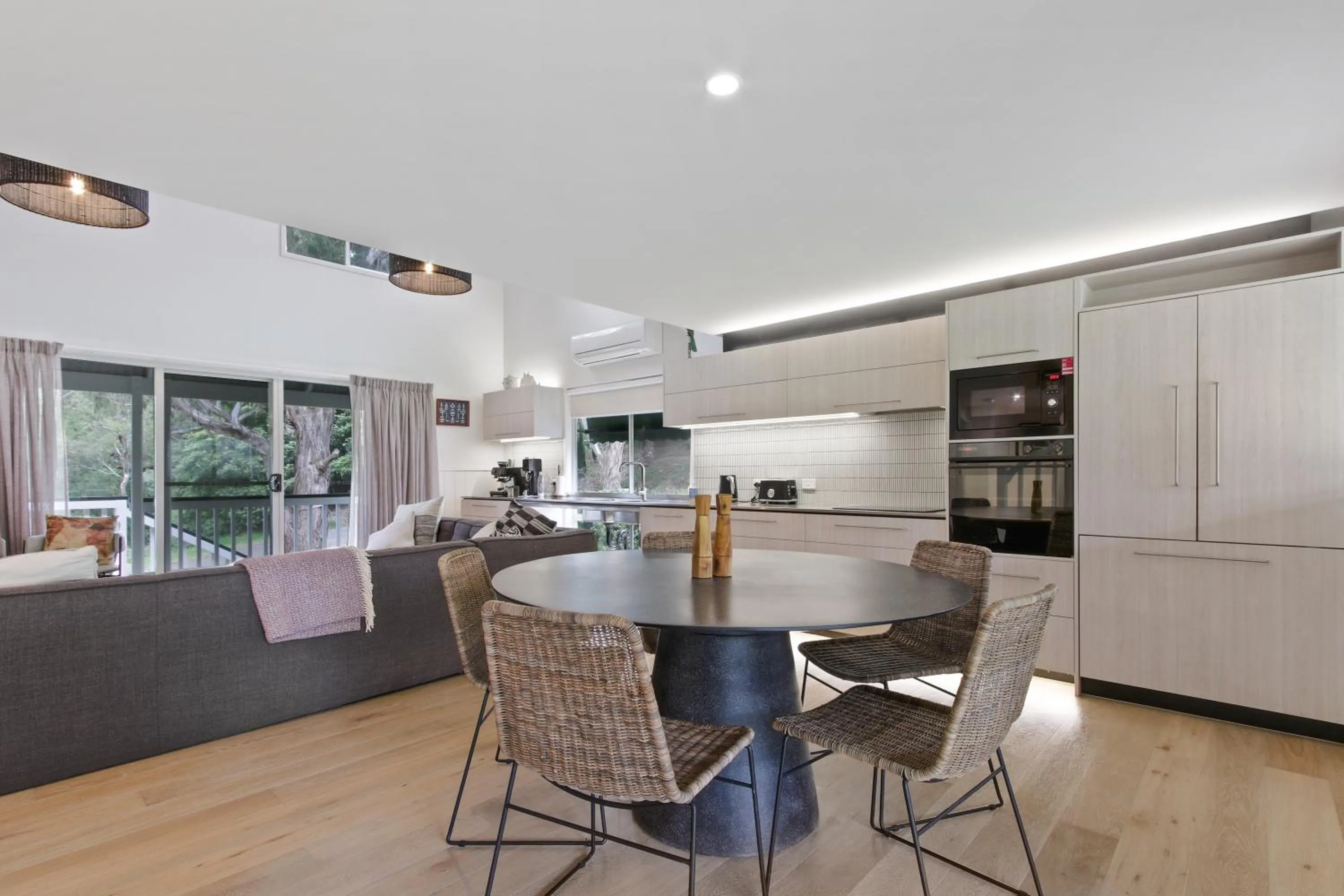 Cliff House Cottage - Modern Metung Retreat