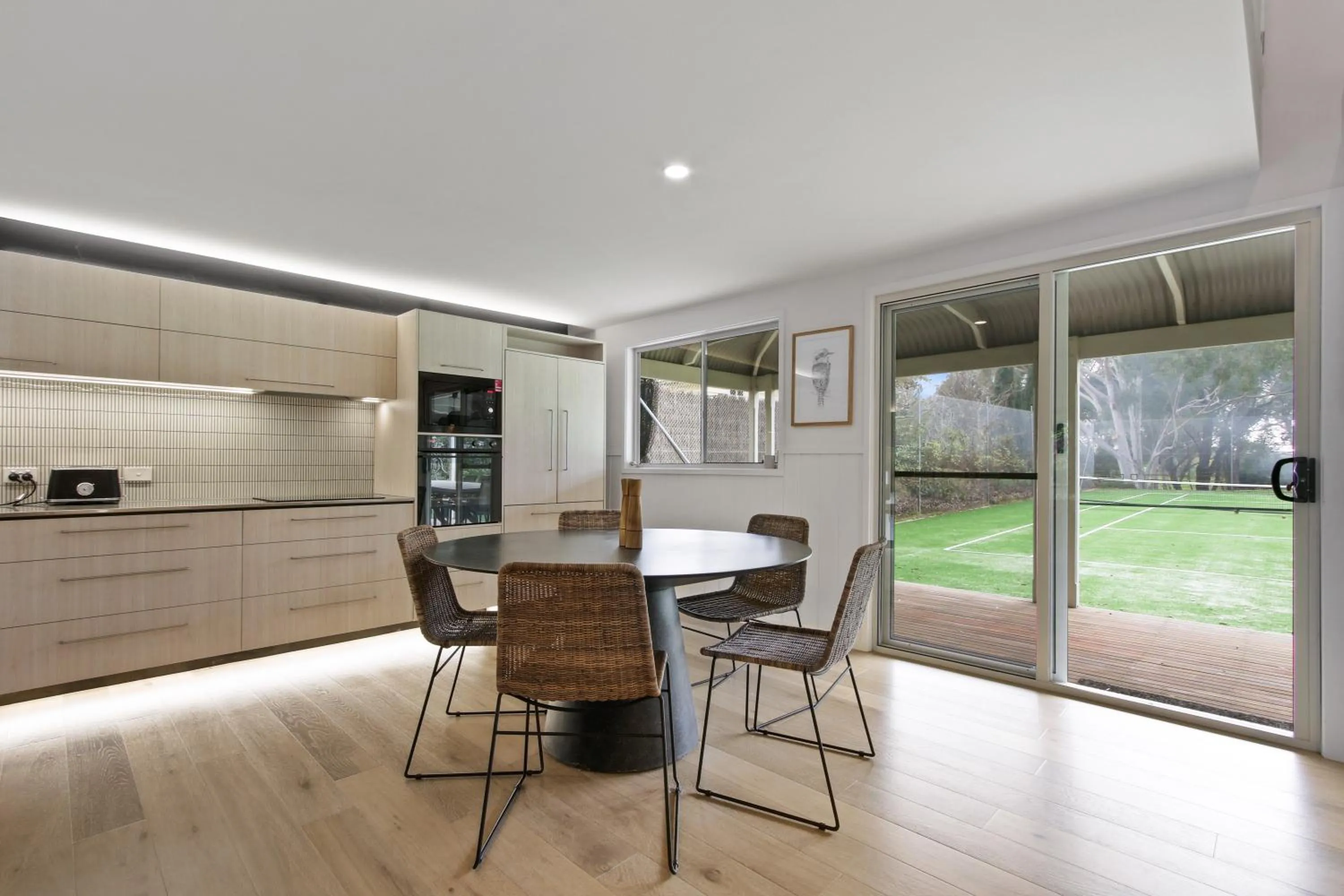 Cliff House Cottage - Modern Metung Retreat