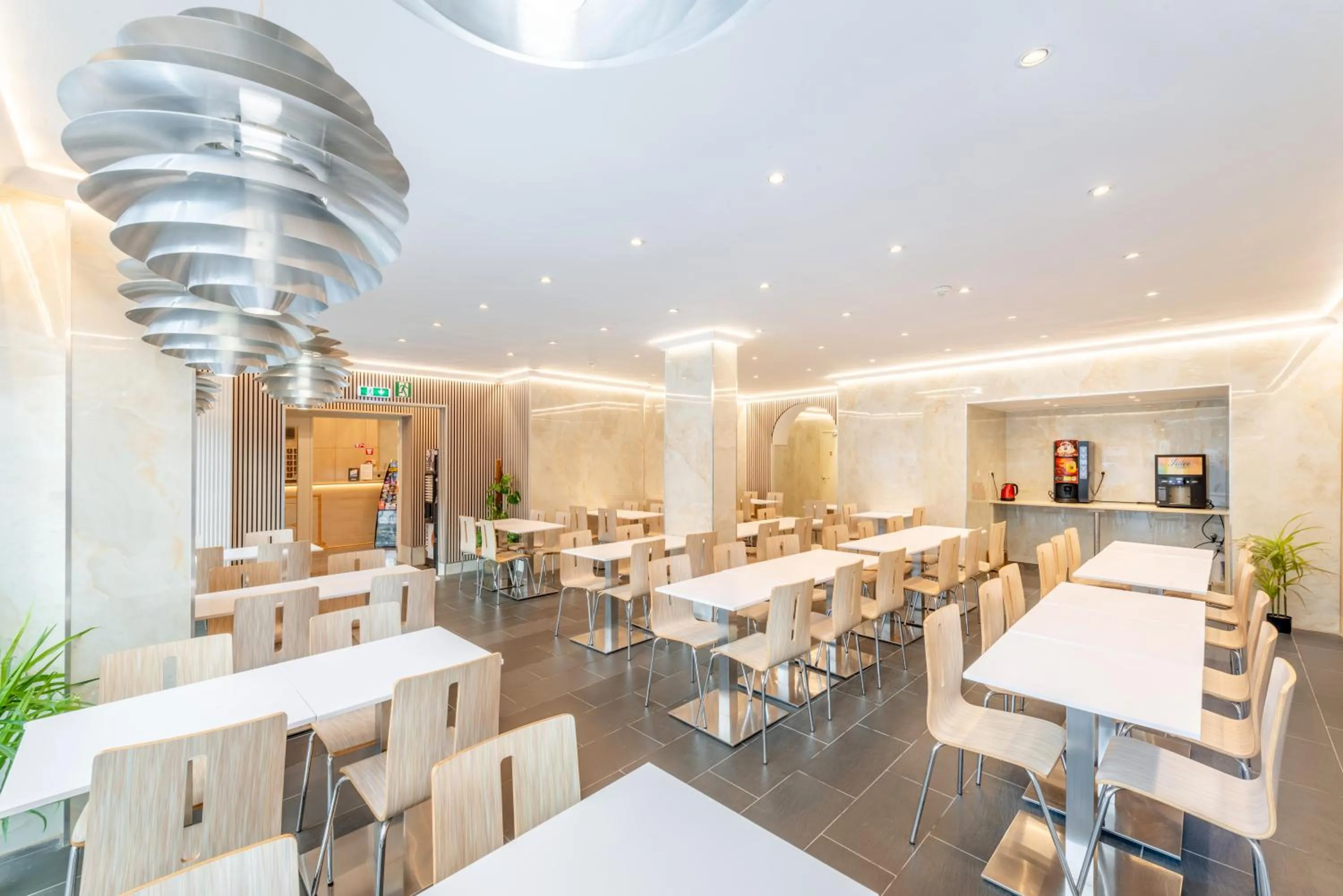 Restaurant/places to eat in Hotel Barry