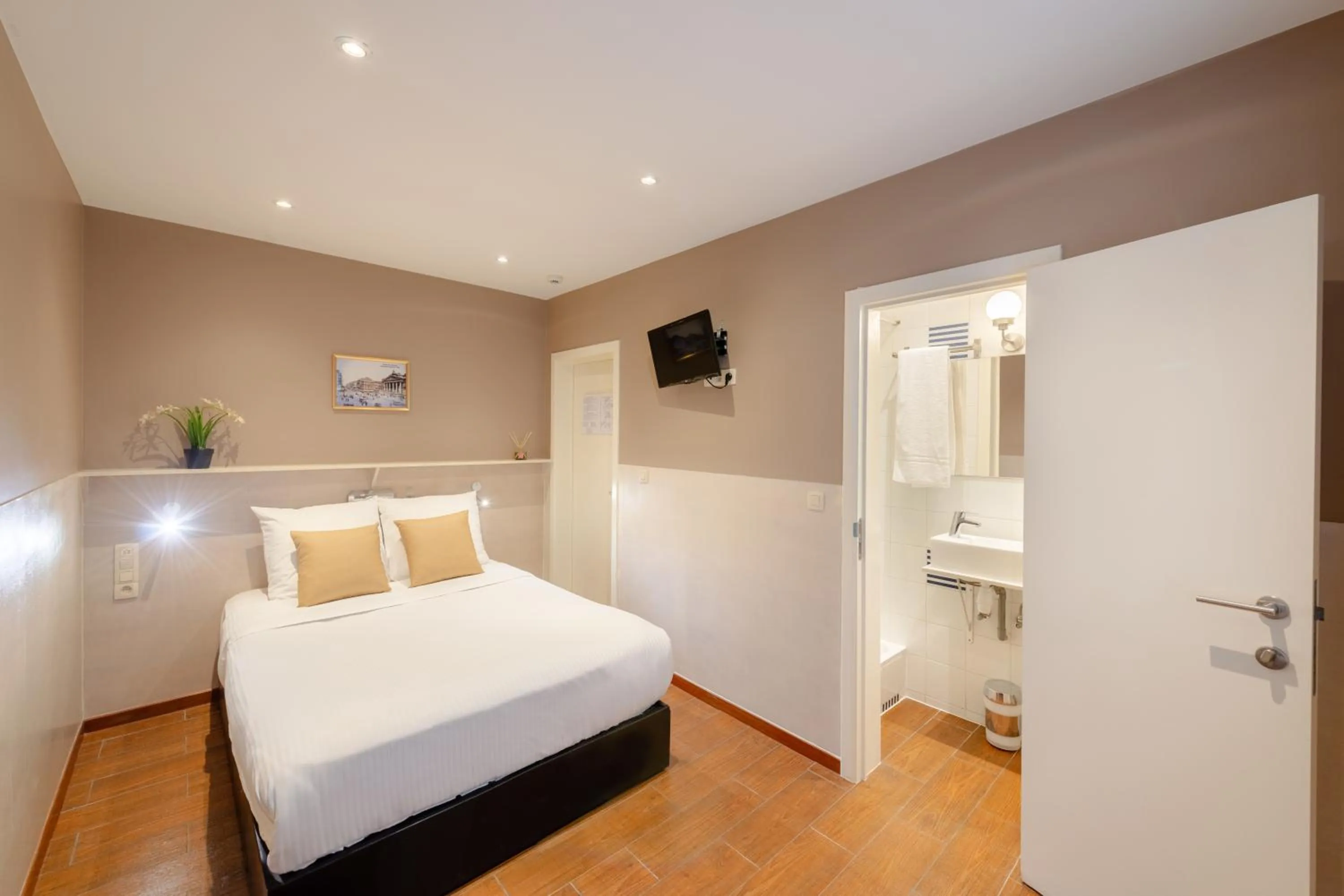 Photo of the whole room, Bed in Hotel Barry