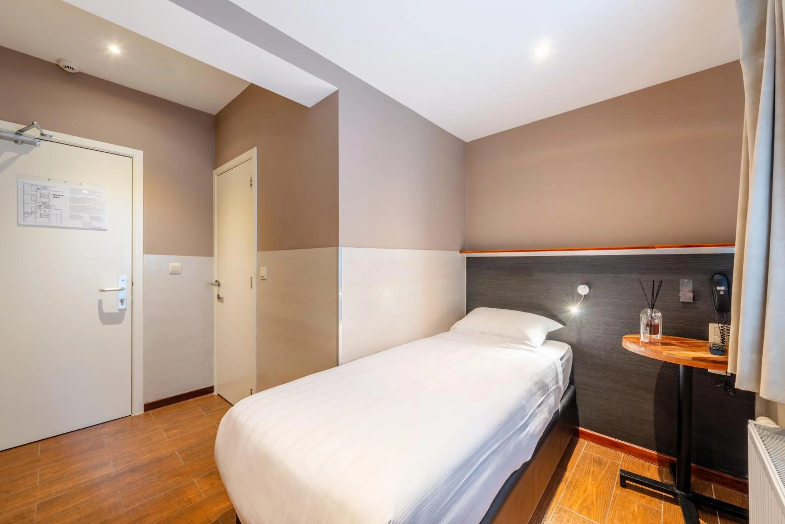 Photo of the whole room, Bed in Hotel Barry