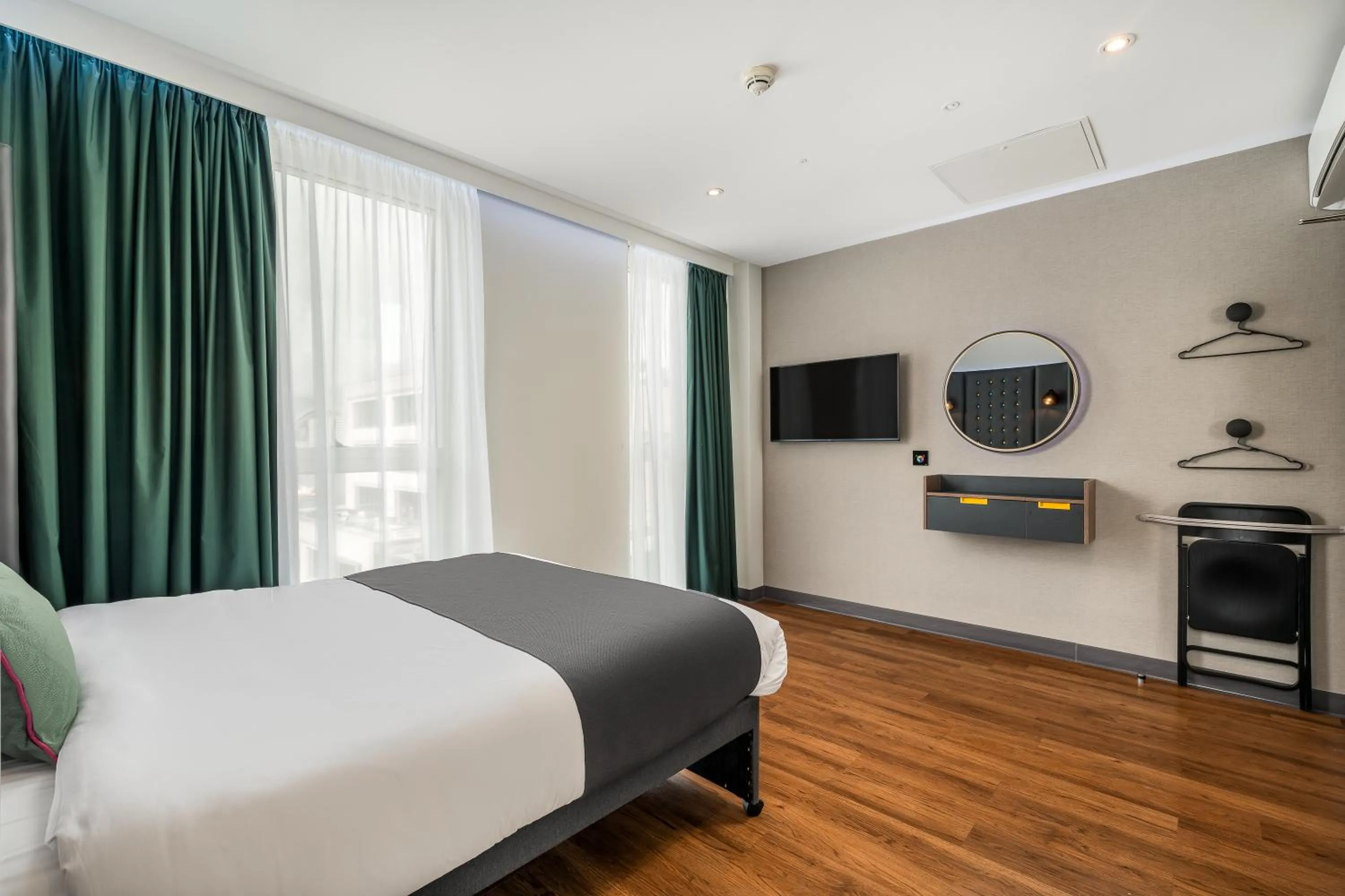 TV and multimedia, Bed in Point A Hotel London Shoreditch
