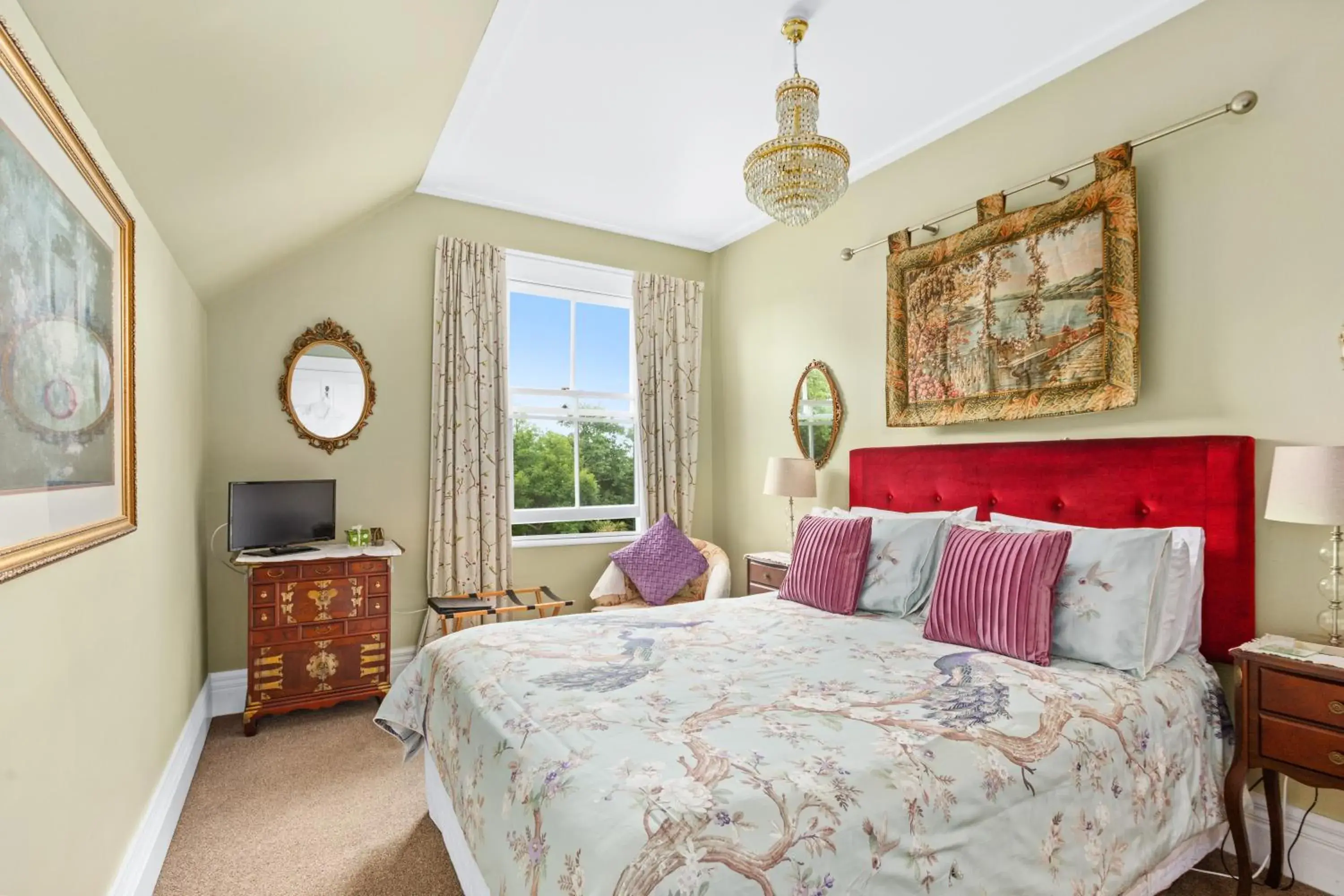 Queen Room with Garden View - single occupancy in Ashcott Homestead Bed & Breakfast Queen Room with Garden View - single occupancy in Ashcott Homestead Bed & Breakfast