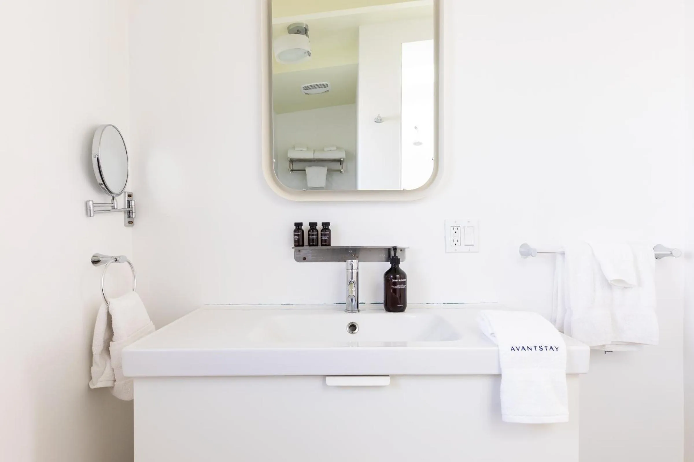 The Wesley by AvantStay Mid-Century Modern Oasis with Pool